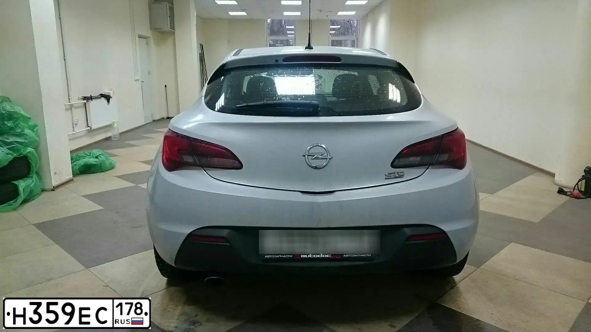 Фото автомобиля OPEL ASTRA, 2012 — госномер А830ЕО147. Цвет: Белый