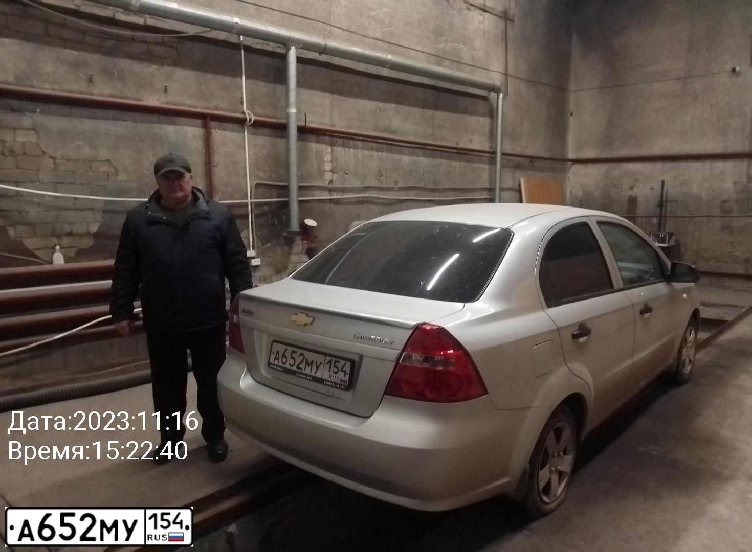 Фото автомобиля CHEVROLET AVEO, 2011 — госномер А652МУ154. Цвет: СЕРЕБРИСТЫЙ