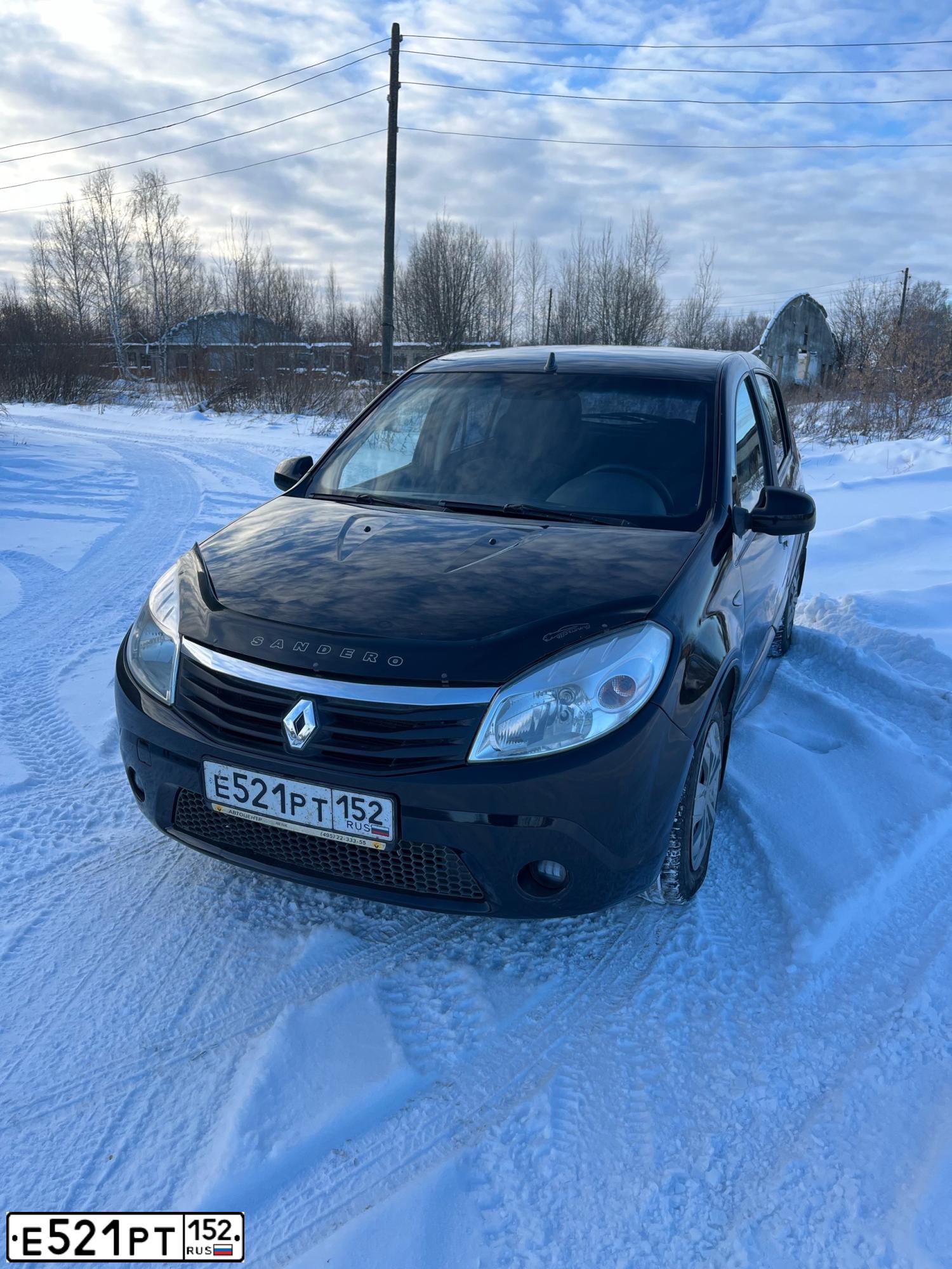 Фото автомобиля RENAULT SANDERO, 2010 — госномер Е521РТ152. Цвет: ЧЕРНЫЙ