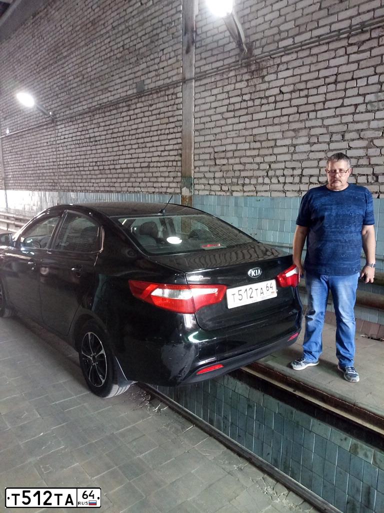 Фото автомобиля KIA RIO, 2013 — госномер Н898АУ134. Цвет: ЧЕРНЫЙ