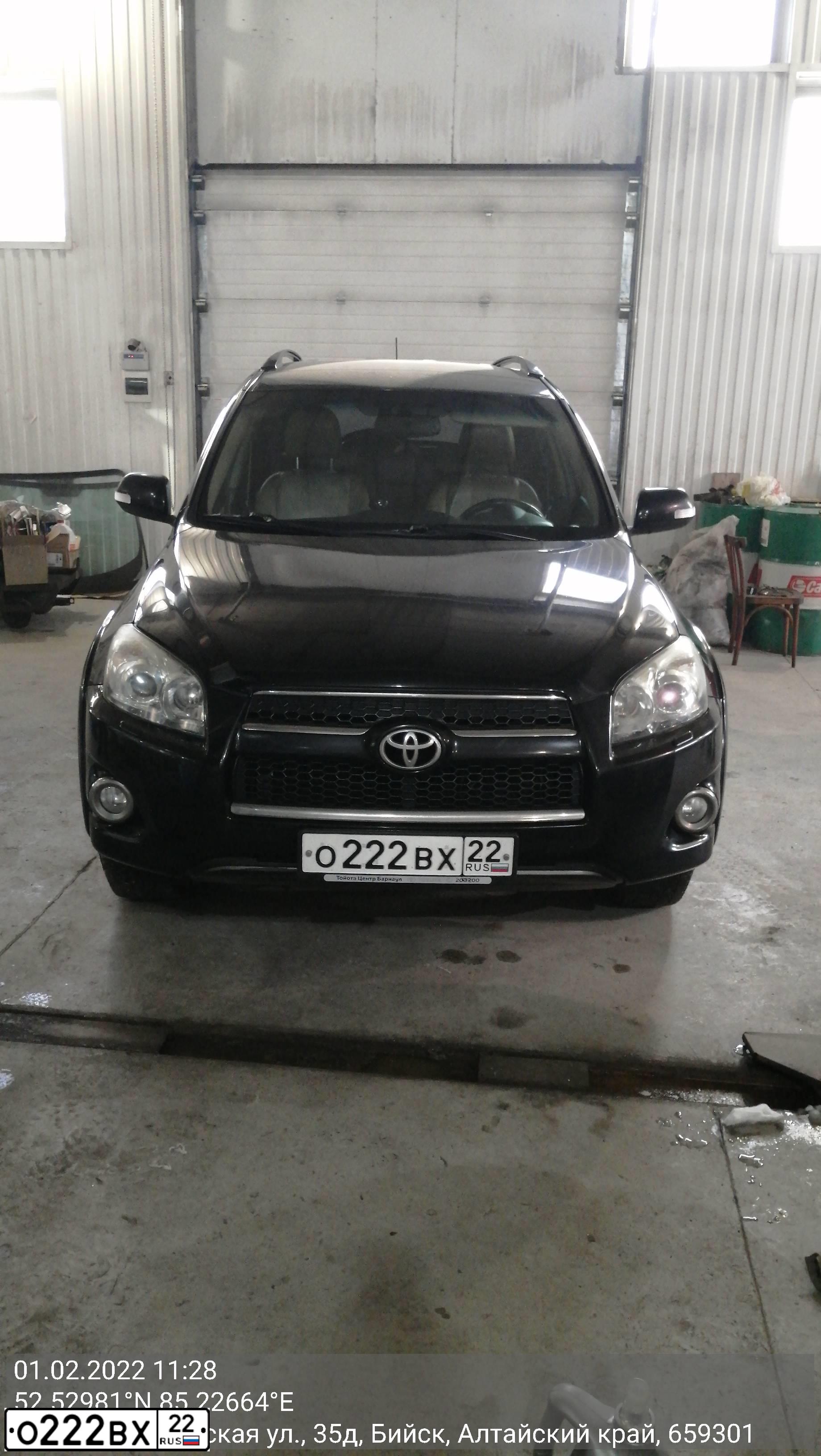 Фото автомобиля TOYOTA RAV4, 2010 — госномер О222ВХ22. Цвет: ЧЕРНЫЙ