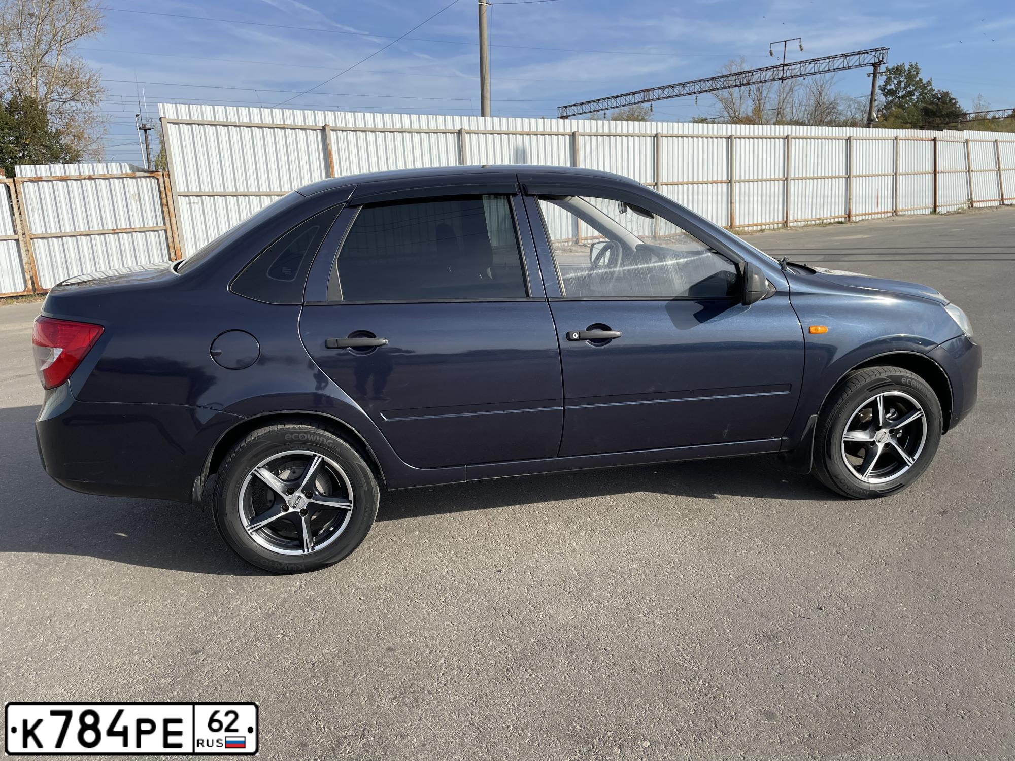 Фото автомобиля LADA 2190 GRANTA, 2012 — госномер М100УЕ62. Цвет: Серо-Синий
