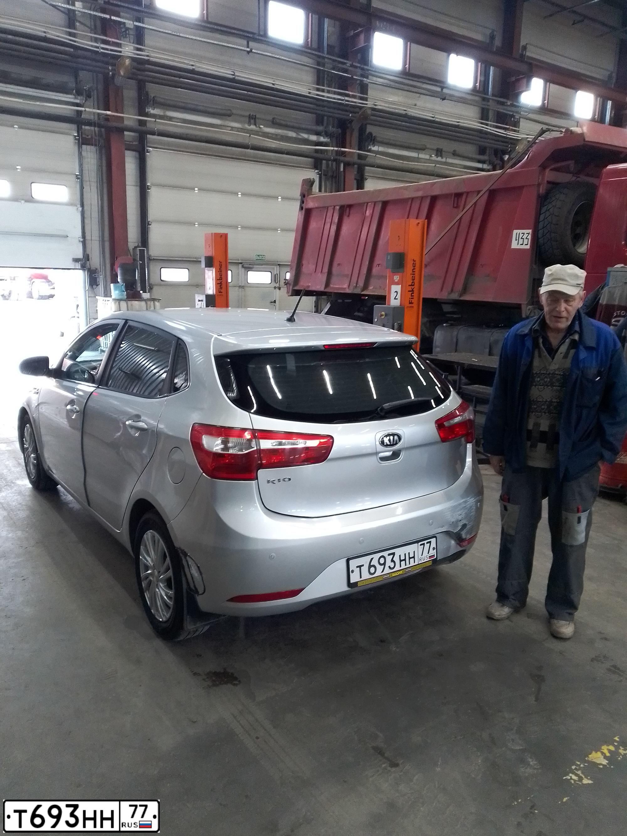 Фото автомобиля KIA RIO, 2013 — госномер Т693НН77. Цвет: СЕРЫЙ