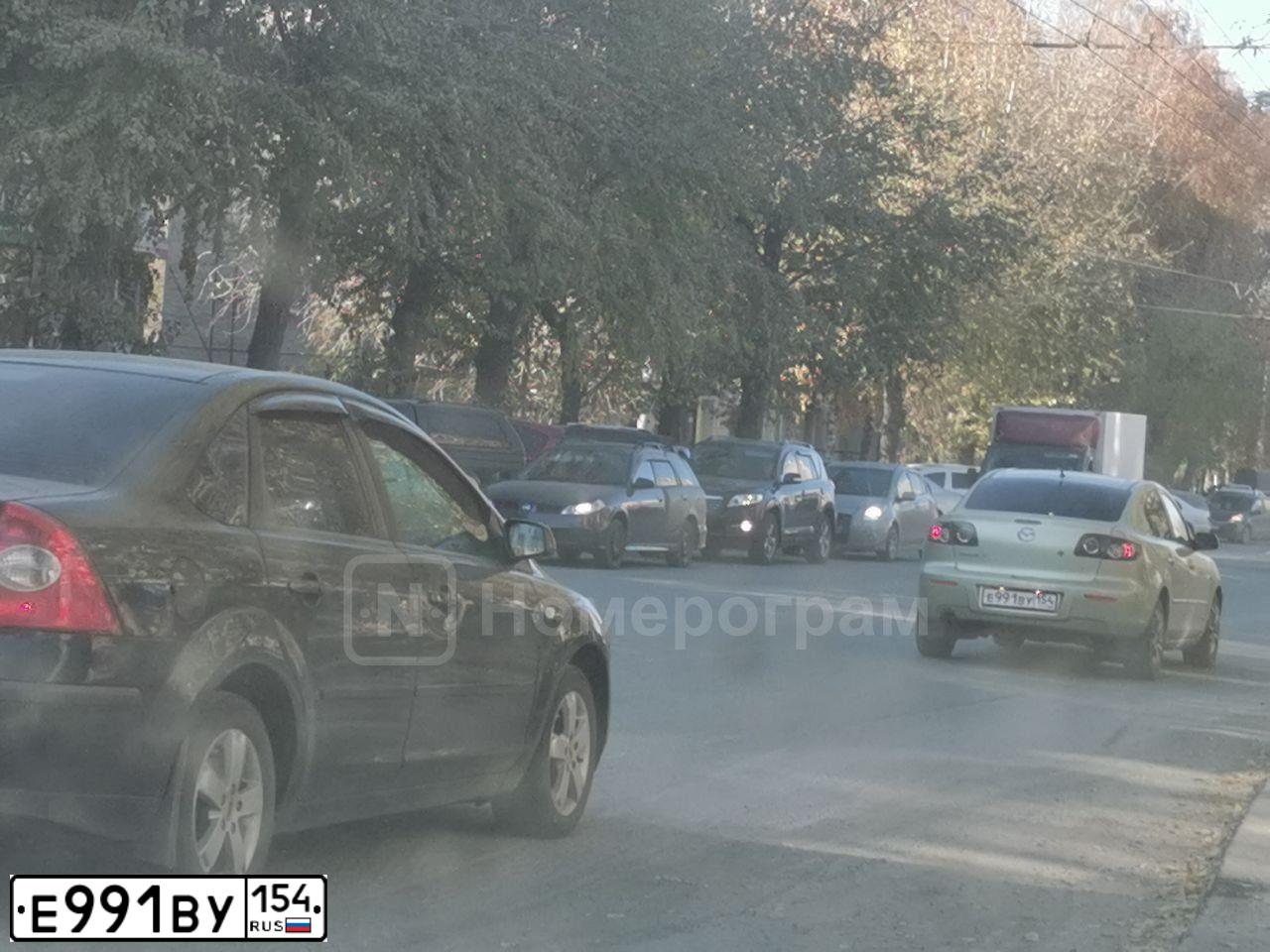 Фото автомобиля TOYOTA LANDCRUISER 200, 2015 — госномер К211ХЕ154. Цвет: ЧЕРНЫЙ