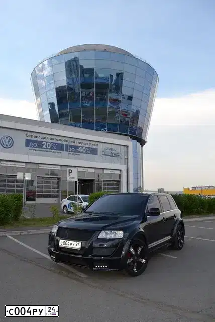 Фото автомобиля VOLKSWAGEN TOUAREG, 2005 — госномер С004РУ24. Цвет: ЧЕРНЫЙ
