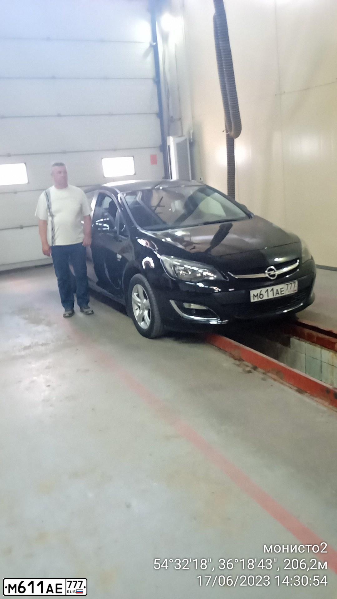 Фото автомобиля OPEL ASTRA, 2013 — госномер М611АЕ777. Цвет: ЧЕРНЫЙ МЕТАЛЛИК