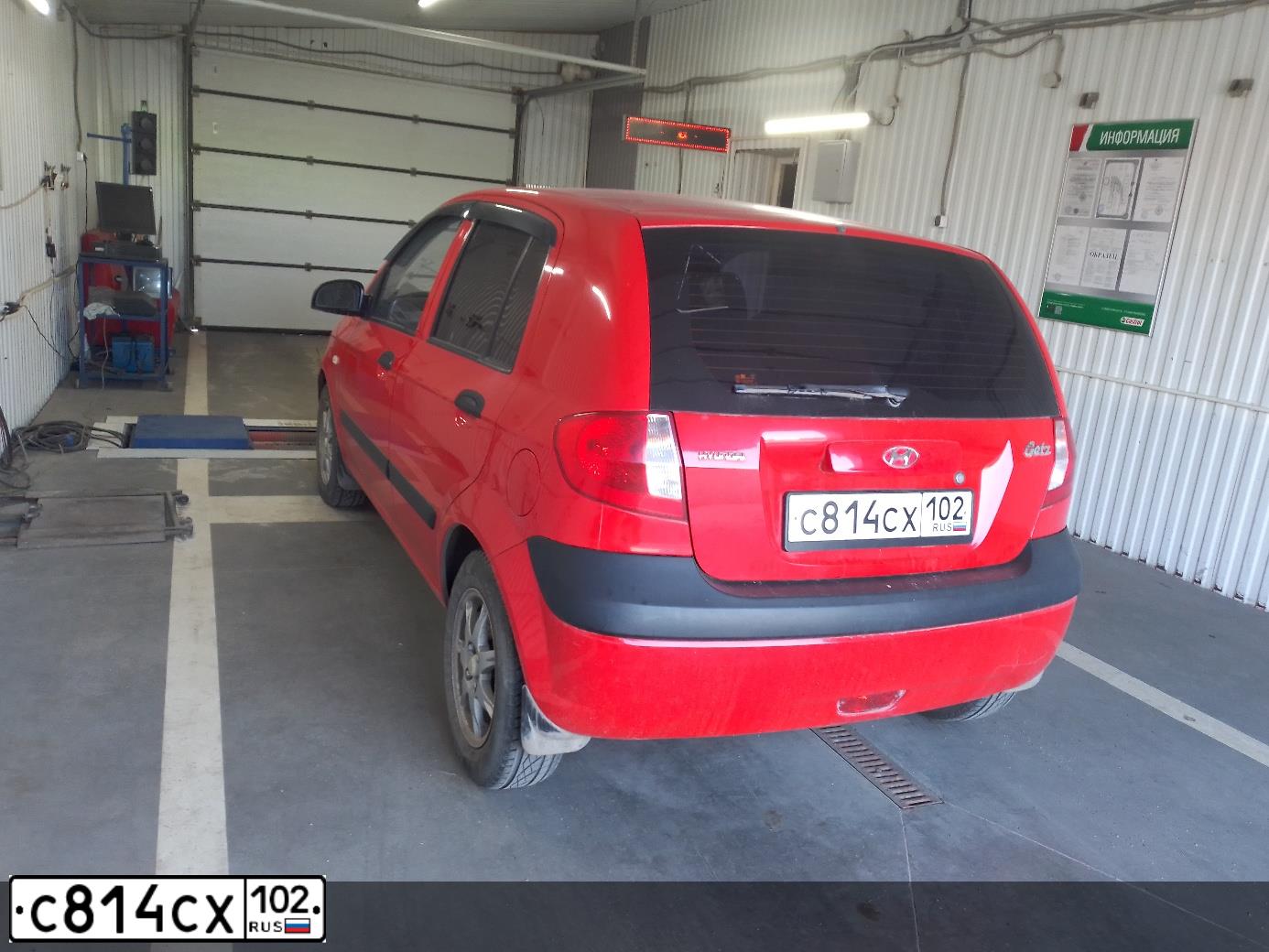 Фото автомобиля HYUNDAI GETZ, 2008 — госномер Е025МТ102. Цвет: Красный