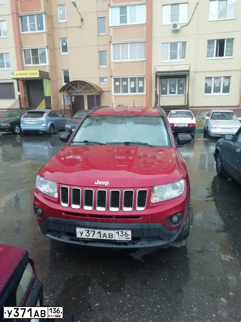 Фото автомобиля JEEP COMPASS, 2012 — госномер О217КУ48. Цвет: ТЕМНО-КРАСНЫЙ