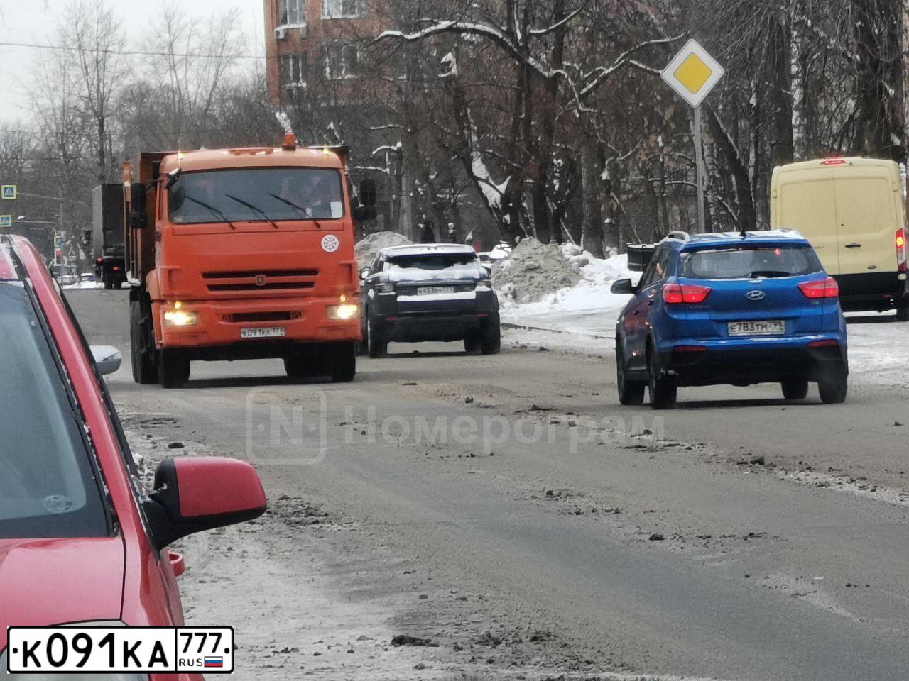 Фото автомобиля JEEP GRAND CHEROKEE, 2010 — госномер В008ТН199. Цвет: Серебристый