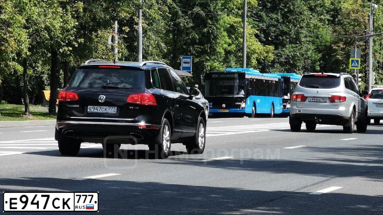 Фото автомобиля VOLKSWAGEN TOUAREG, 2016 — госномер Е597НН147. Цвет: ЧЕРНЫЙ