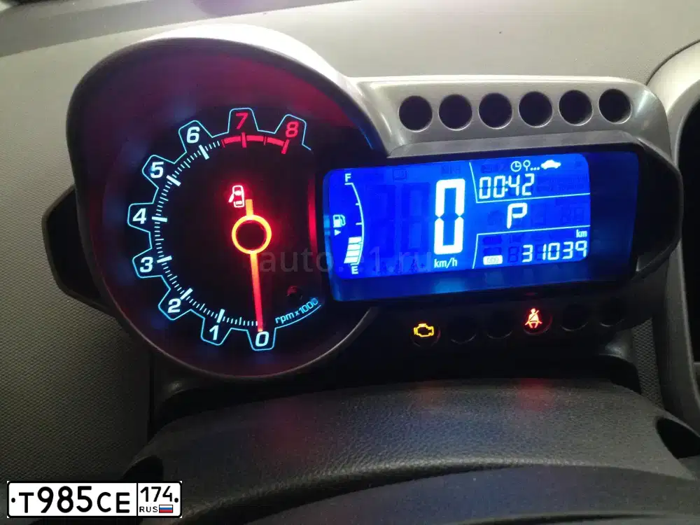 Фото автомобиля CHEVROLET AVEO, 2013 — госномер Е959НМ196. Цвет: СВЕТЛО-СЕРЫЙ