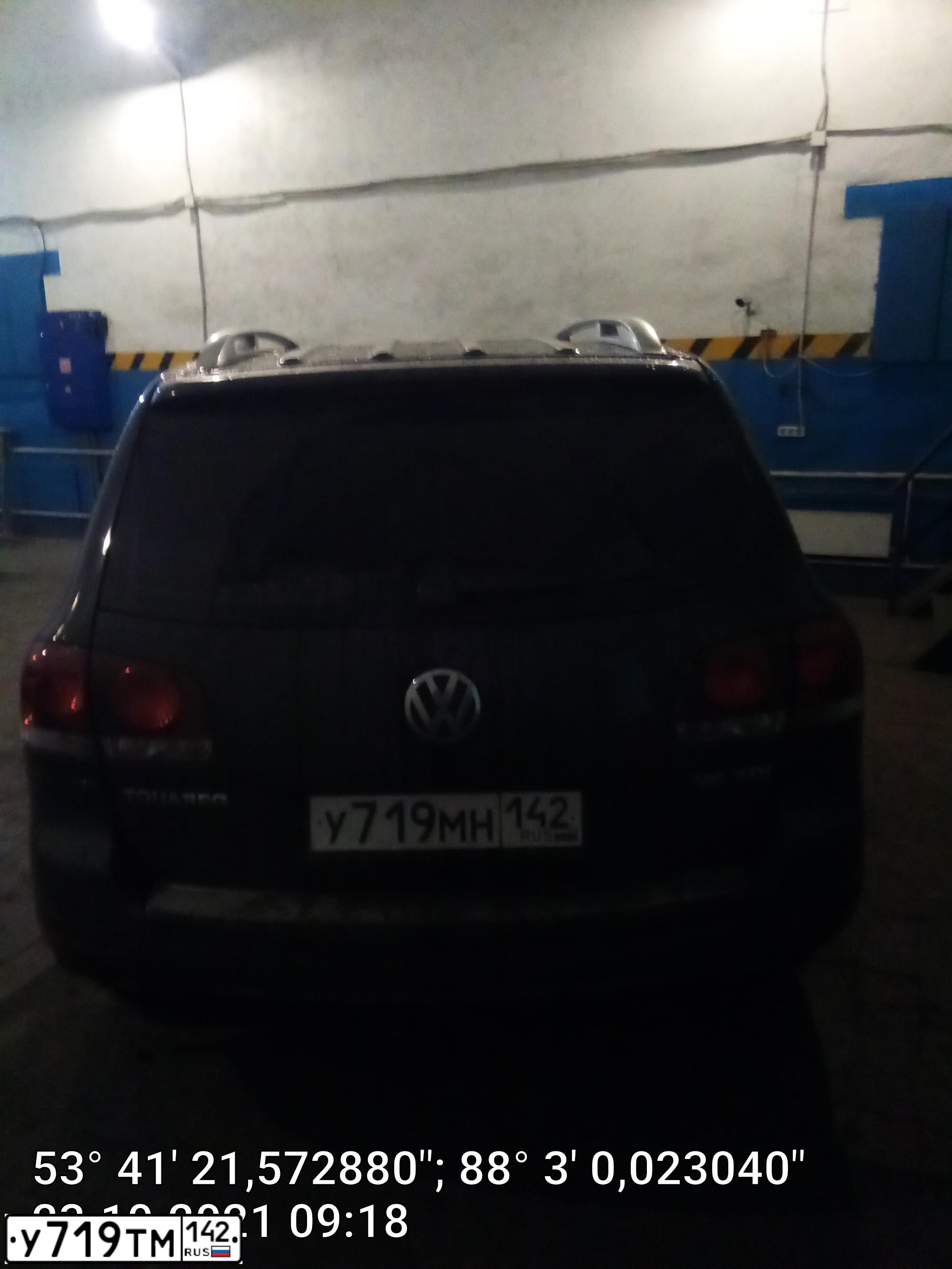 Фото автомобиля VOLKSWAGEN TOUAREG, 2008 — госномер А303ЕЕ142. Цвет: ЧЕРНЫЙ