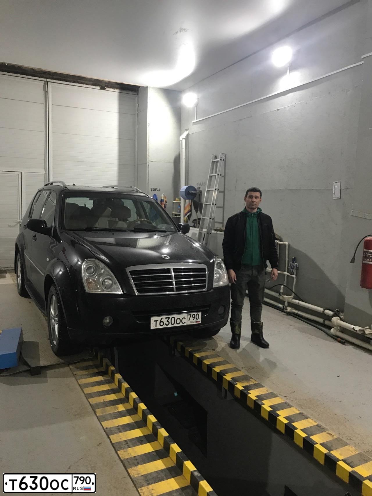 Фото автомобиля SSANGYONG REXTON, 2011 — госномер С800ОО190. Цвет: ЧЕРНЫЙ