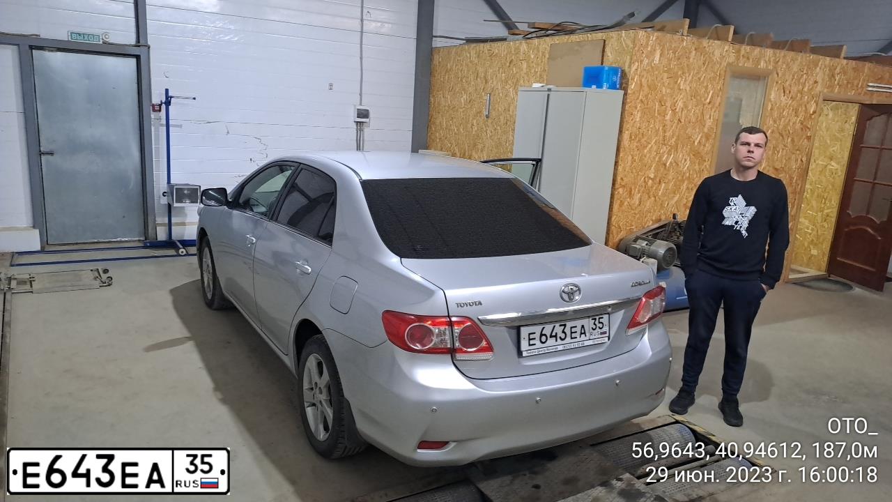 Фото автомобиля TOYOTA COROLLA, 2012 — госномер Х586ЕС76. Цвет: Серебристый
