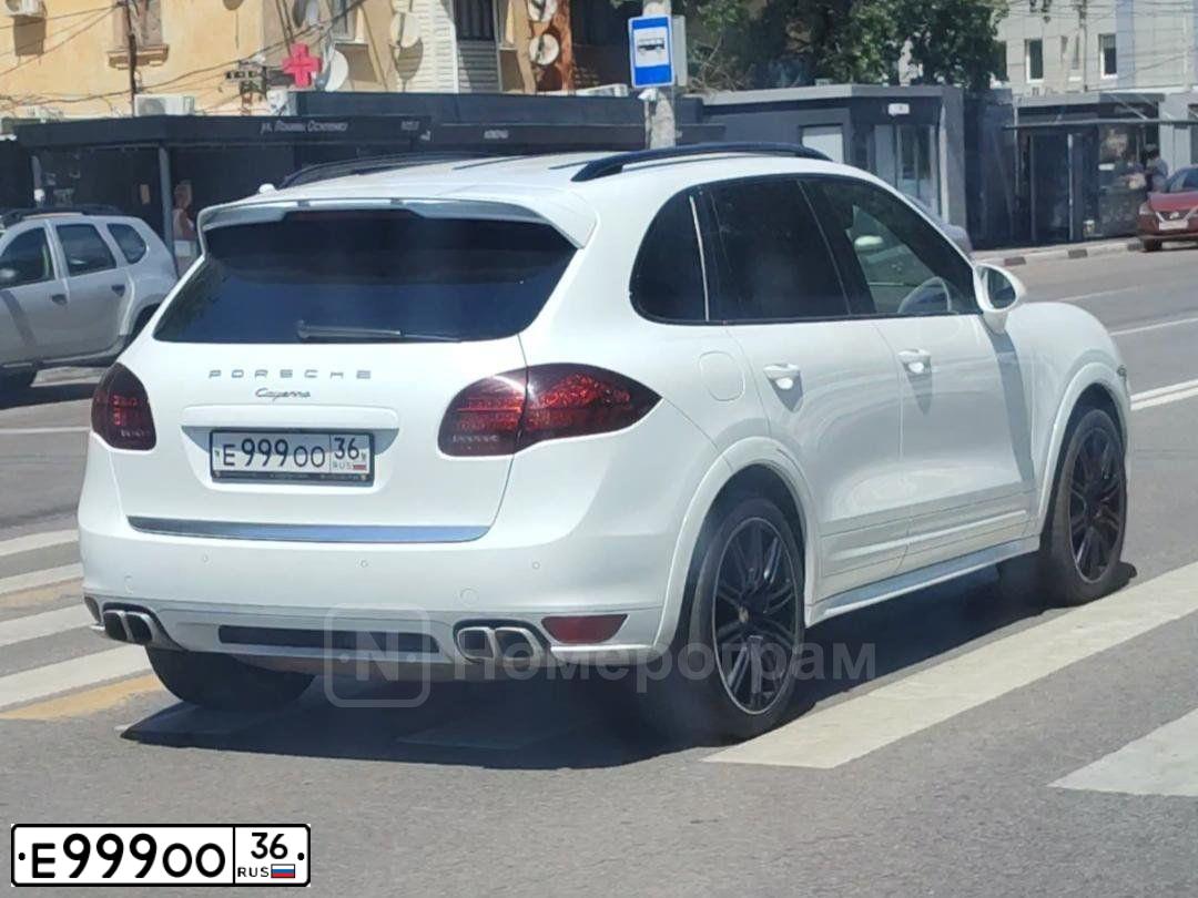Фото автомобиля PORSCHE CAYENNE, 2007 — госномер Е999ОО36. Цвет: СЕРЫЙ СВЕТЛЫЙ