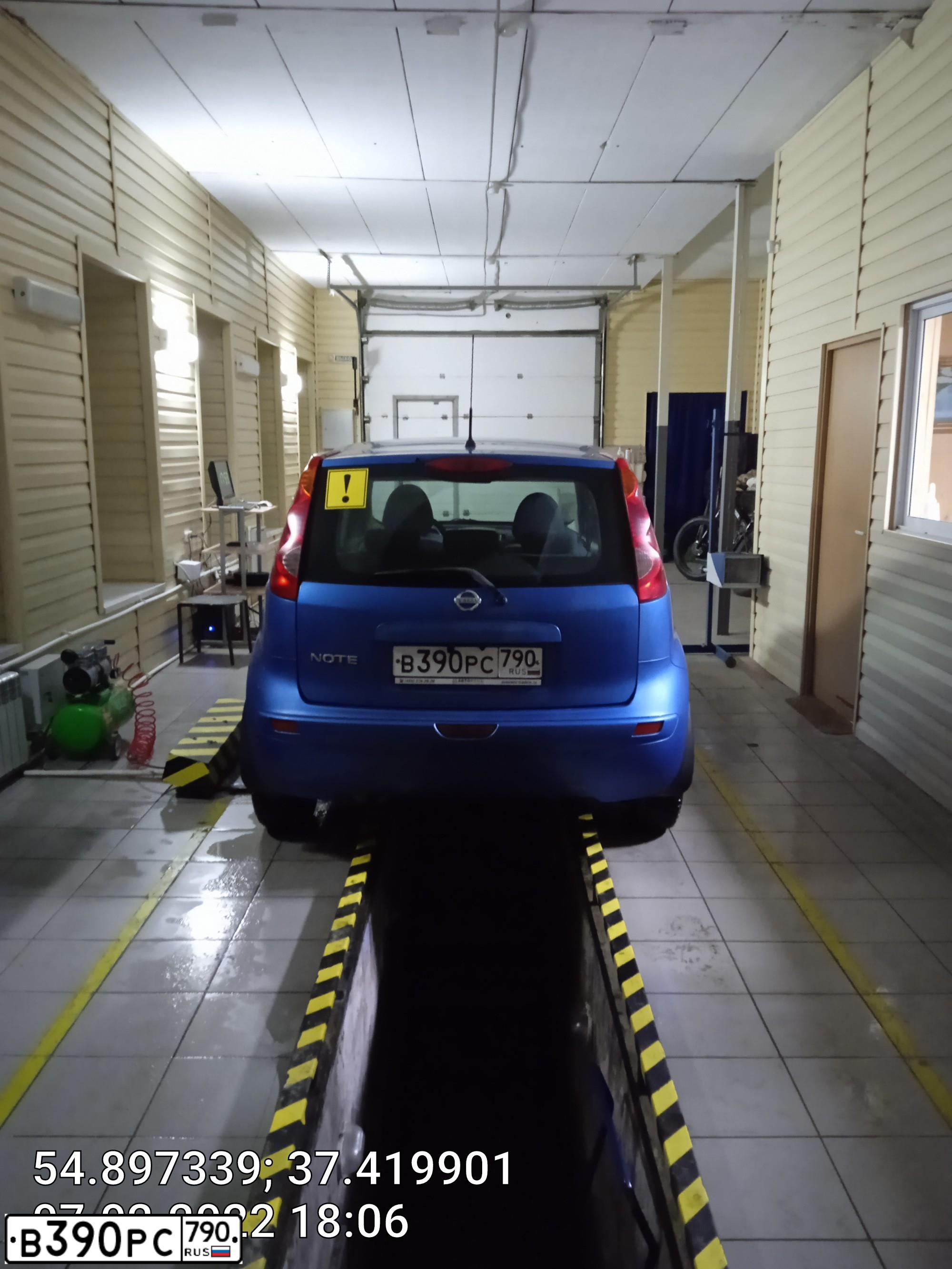 Фото автомобиля NISSAN NOTE, 2008 — госномер В390РС790. Цвет: ЯРКО-СИНИЙ