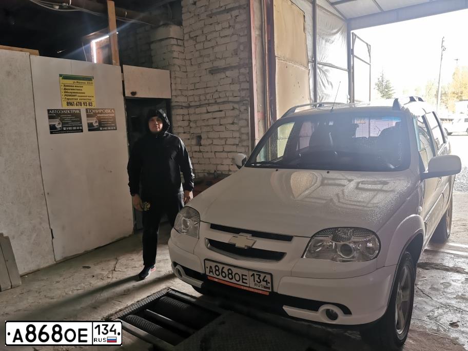 Фото автомобиля CHEVROLET NIVA, 2013 — госномер А868ОЕ134. Цвет: ЯРКО БЕЛЫЙ