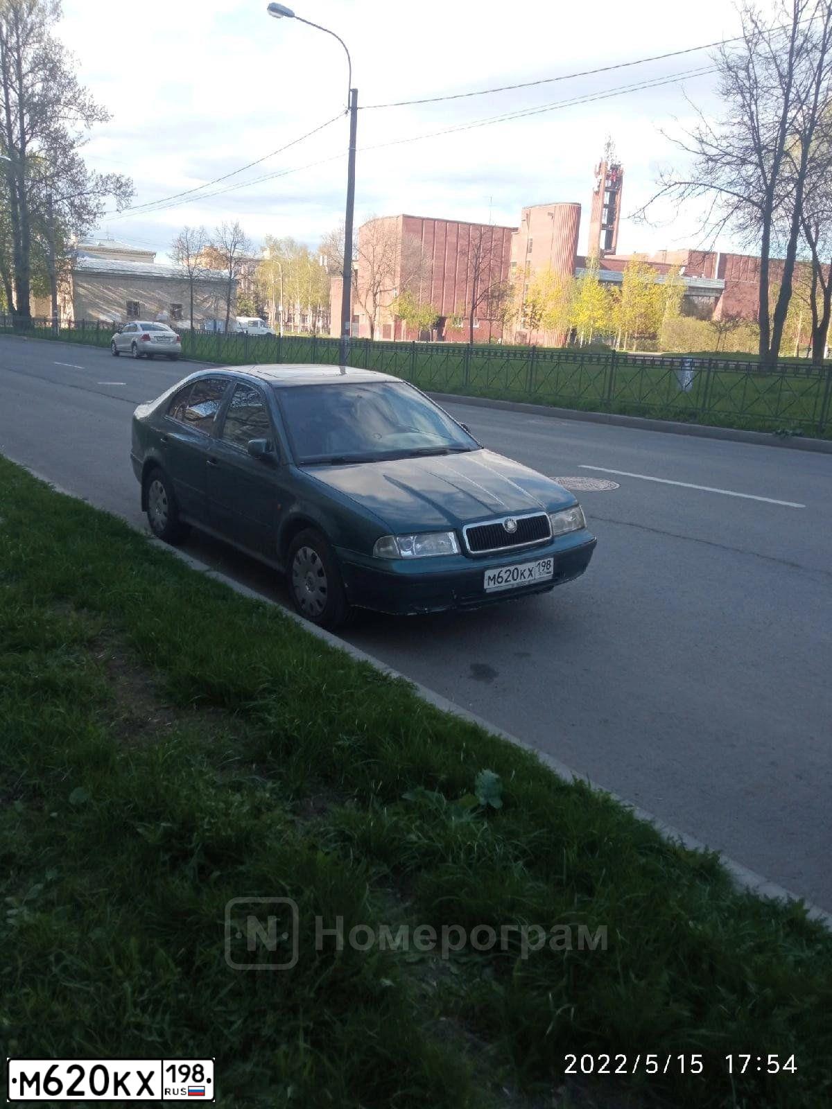 Фото автомобиля SKODA OCTAVIA, 1998 — госномер М620КХ198. Цвет: ИЗУМРУДНЫЙ