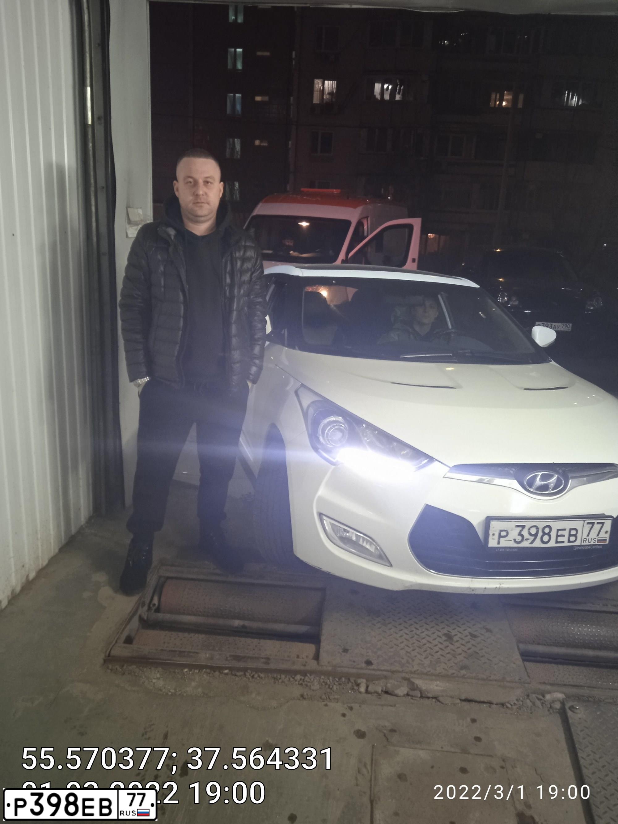 Фото автомобиля HYUNDAI VELOSTER, 2012 — госномер Р398ЕВ77. Цвет: Белый