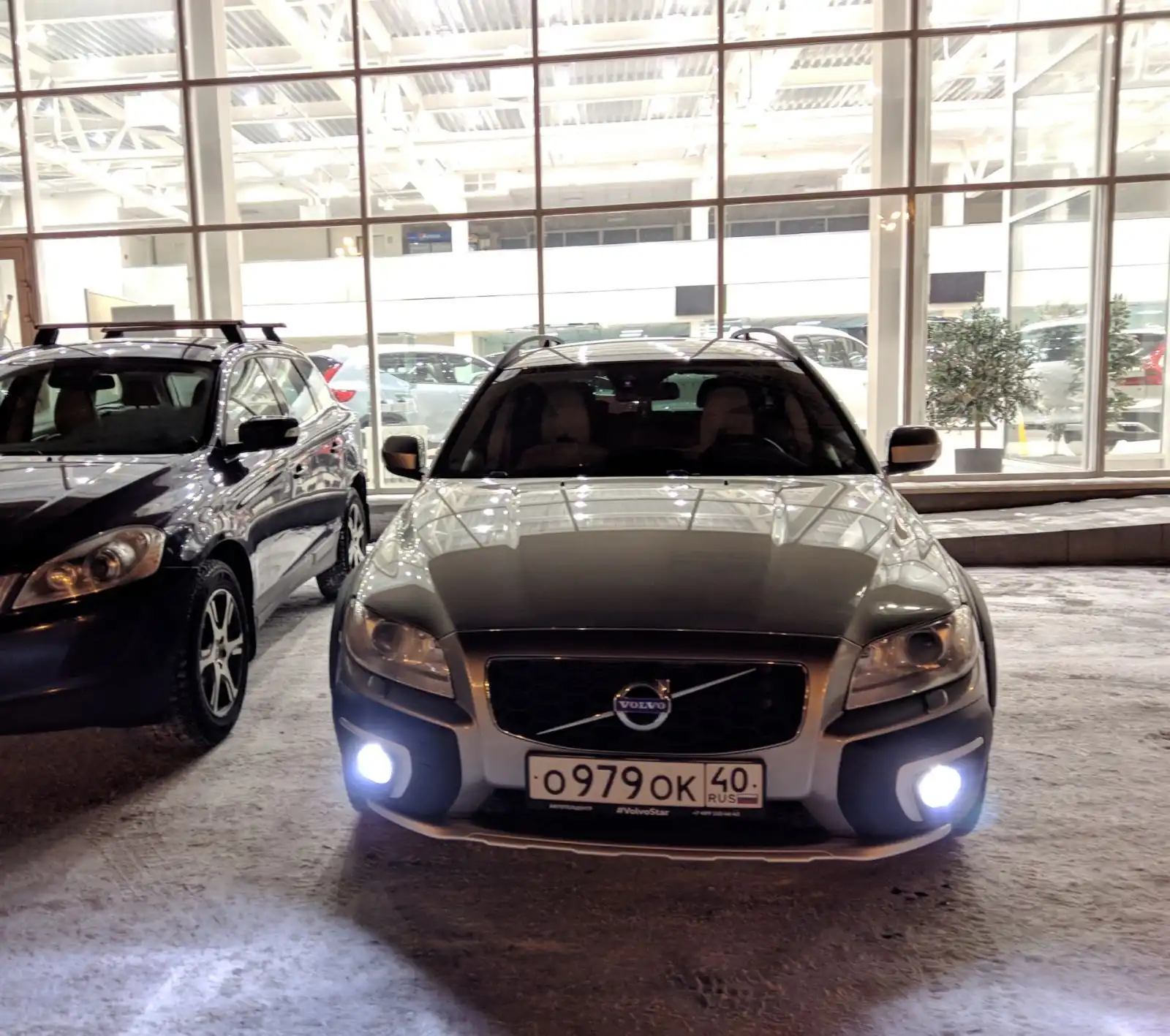 Фото автомобиля VOLVO XC70, 2013 — госномер О979ОК40. Цвет: БЕЖЕВЫЙ