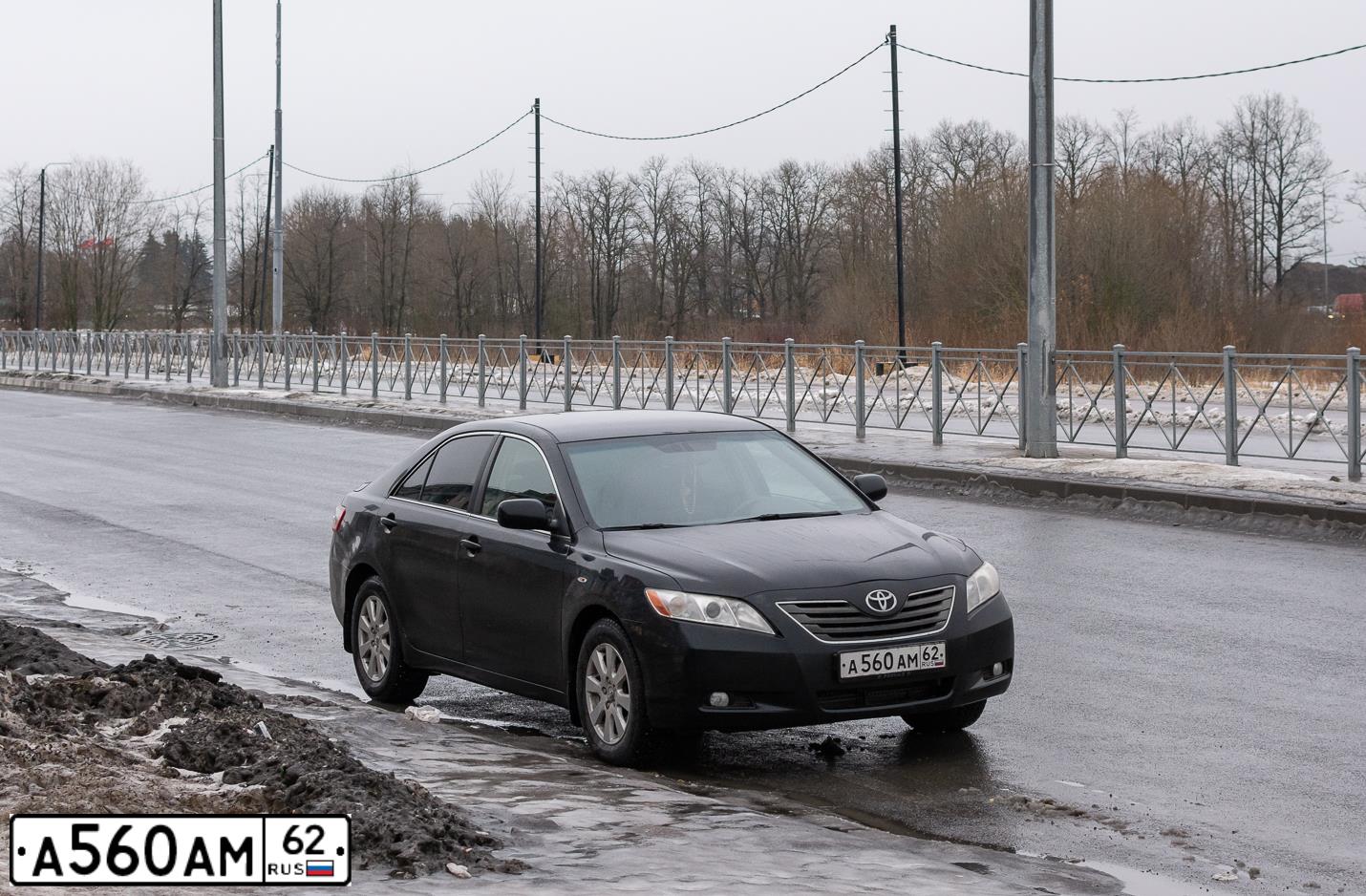 Фото автомобиля TOYOTA CAMRY, 2007 — госномер Р704ОЕ98. Цвет: ЧЕРНЫЙ