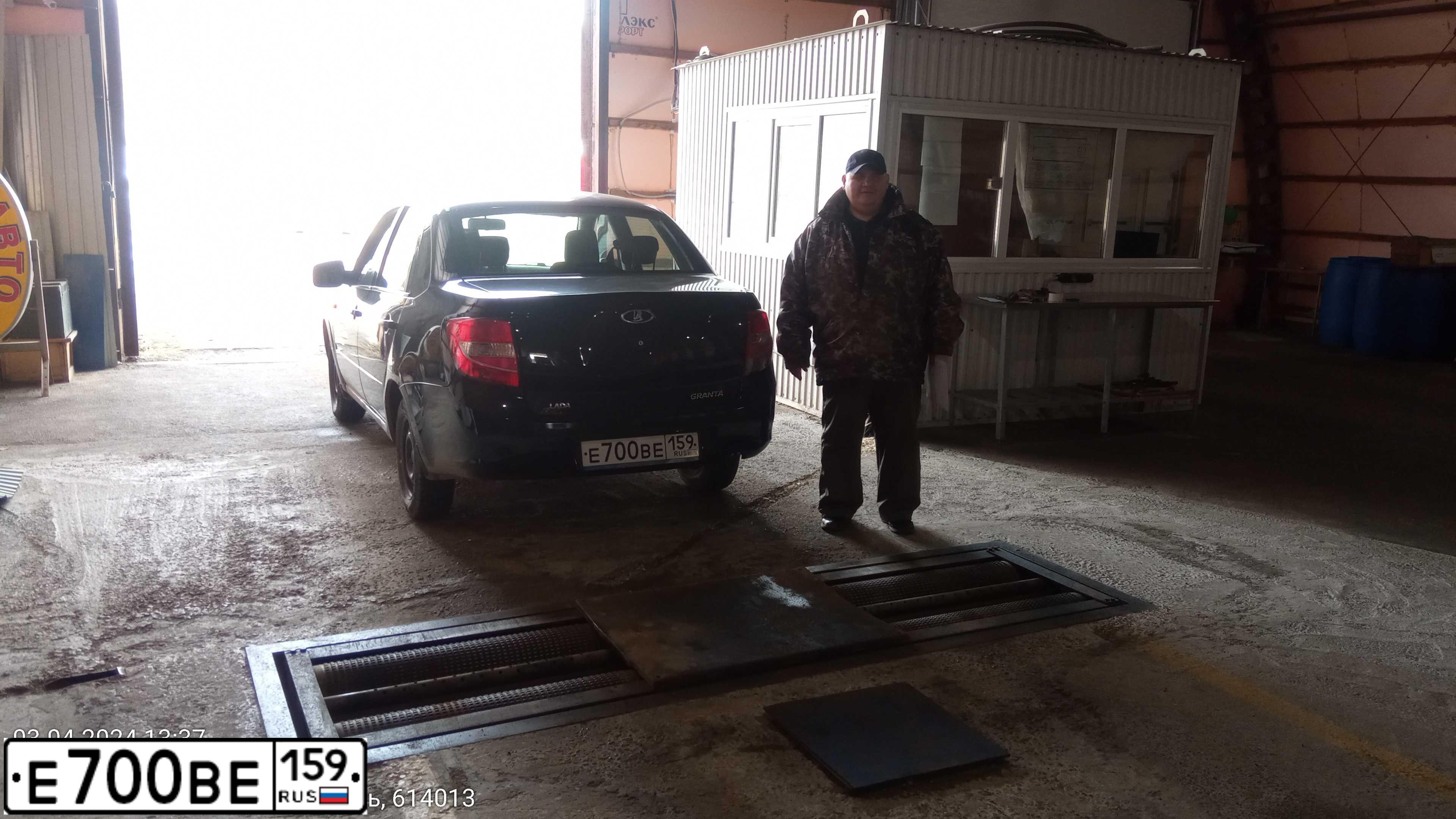 Фото автомобиля LADA 2190 GRANTA, 2013 — госномер Е700ВЕ159. Цвет: СИНЕ-ЧЕРНЫЙ