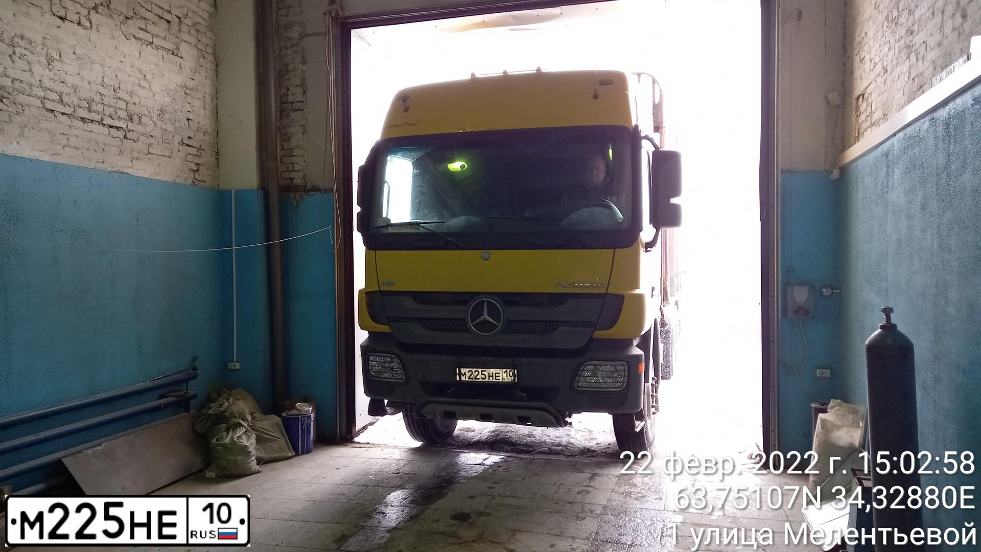 Фото автомобиля MERCEDES ACTROS, 2013 — госномер М225НЕ10. Цвет: ЖЕЛТЫЙ
