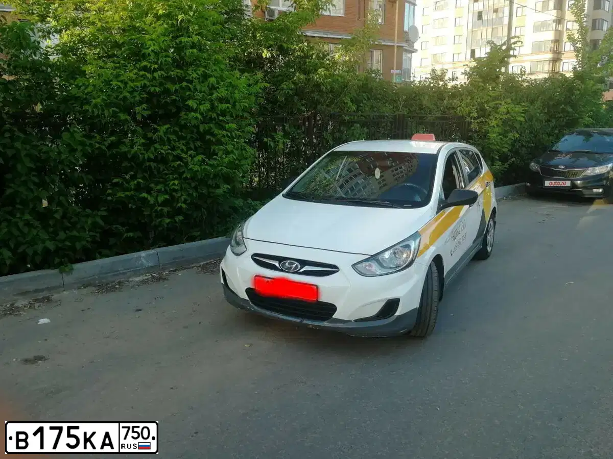 Фото автомобиля HYUNDAI SOLARIS, 2014 — госномер Х451АХ761. Цвет: БЕЛЫЙ