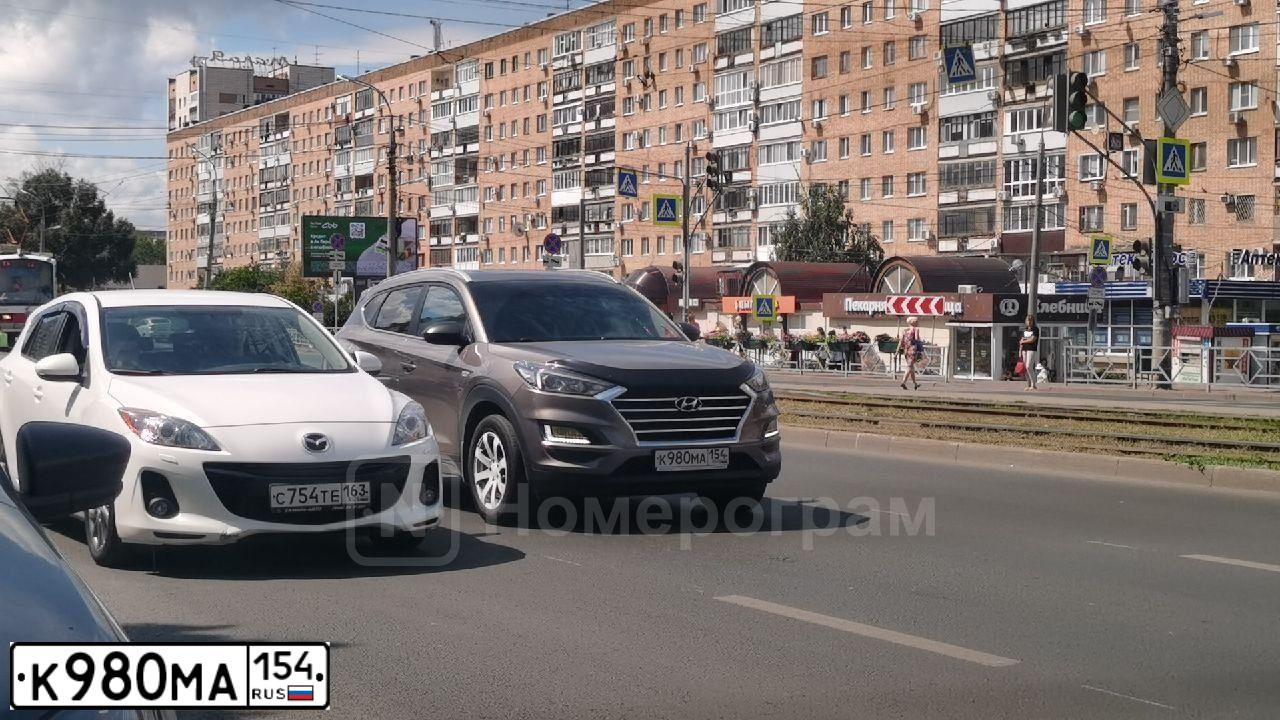Фото автомобиля HYUNDAI TUCSON, 2020 — госномер К980МА154. Цвет: СЕРЫЙ
