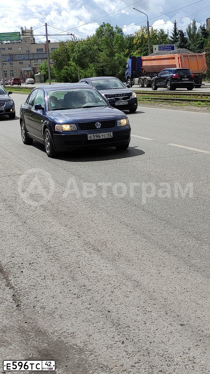 Фото автомобиля VOLKSWAGEN PASSAT, 1997 — госномер Е596ТС42. Цвет: СИНИЙ