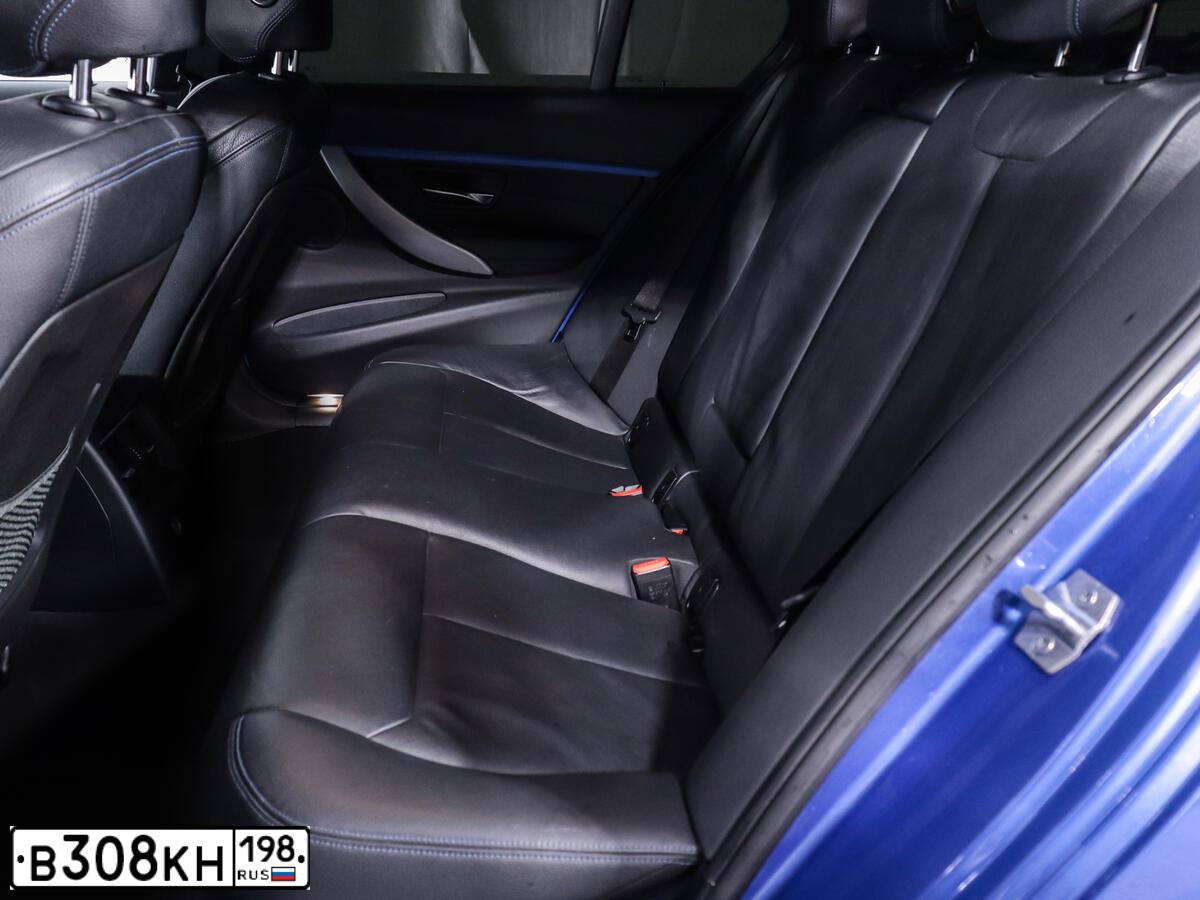 Фото автомобиля BMW SERIE 3, 2017 — госномер М682АУ198. Цвет: синий