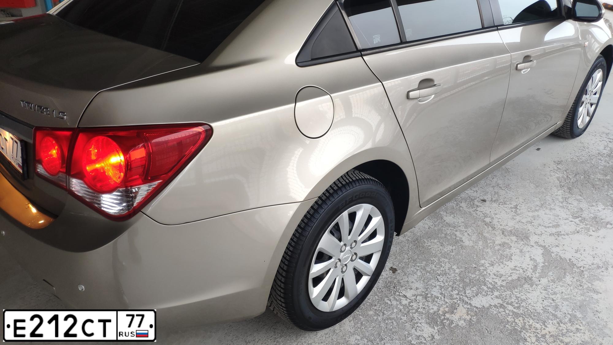 Фото автомобиля CHEVROLET CRUZE, 2011 — госномер Е212СТ77. Цвет: БЕЖЕВЫЙ МЕТАЛЛИК