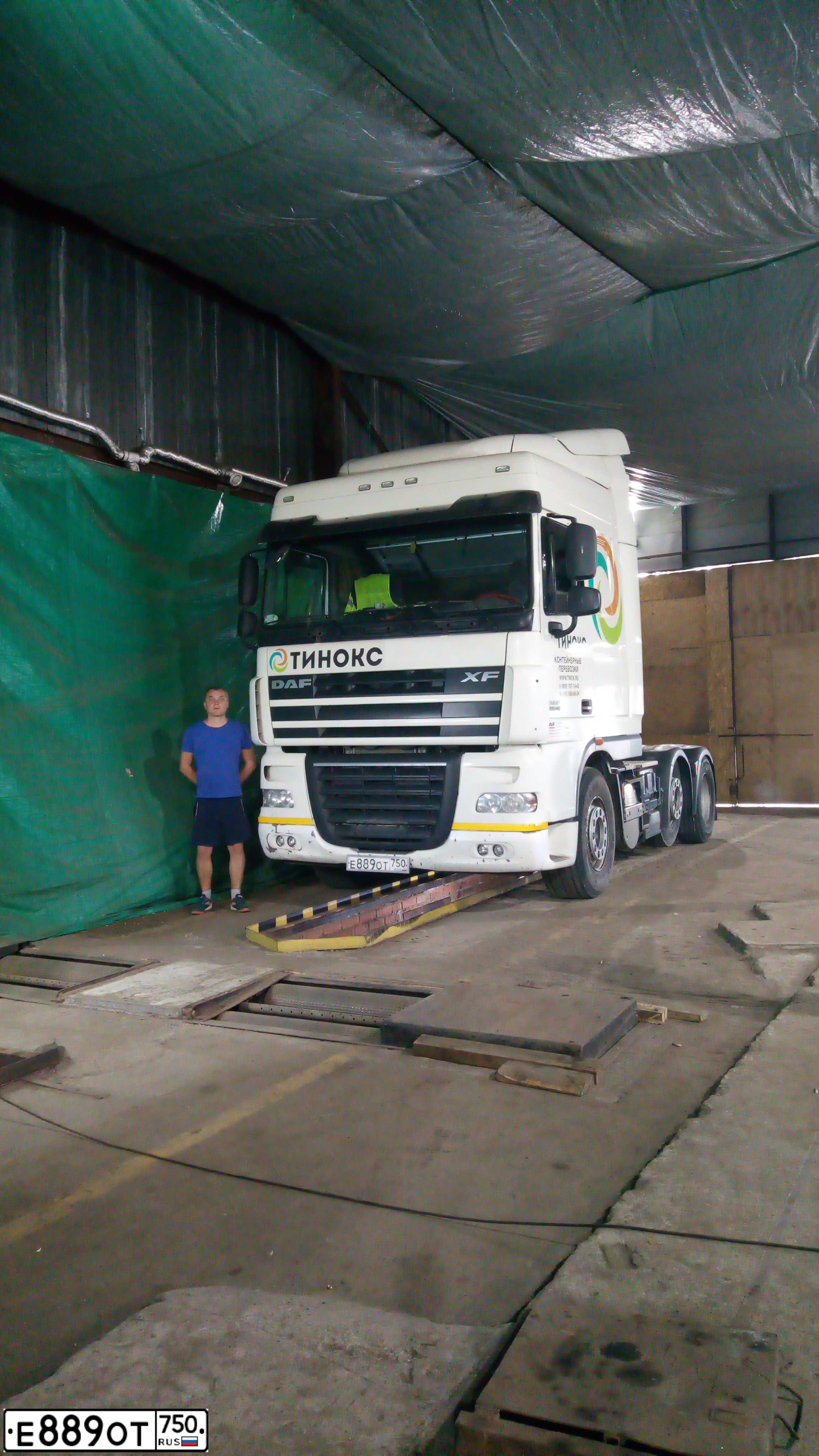 Фото автомобиля DAF XF 105 FTG /6X2/, 2017 — госномер Е889ОТ750. Цвет: БЕЛЫЙ