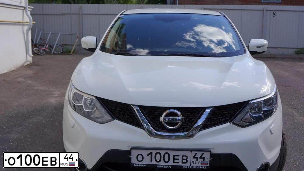 Фото автомобиля NISSAN X-TRAIL, 2018 — госномер О100ЕВ44. Цвет: Белый