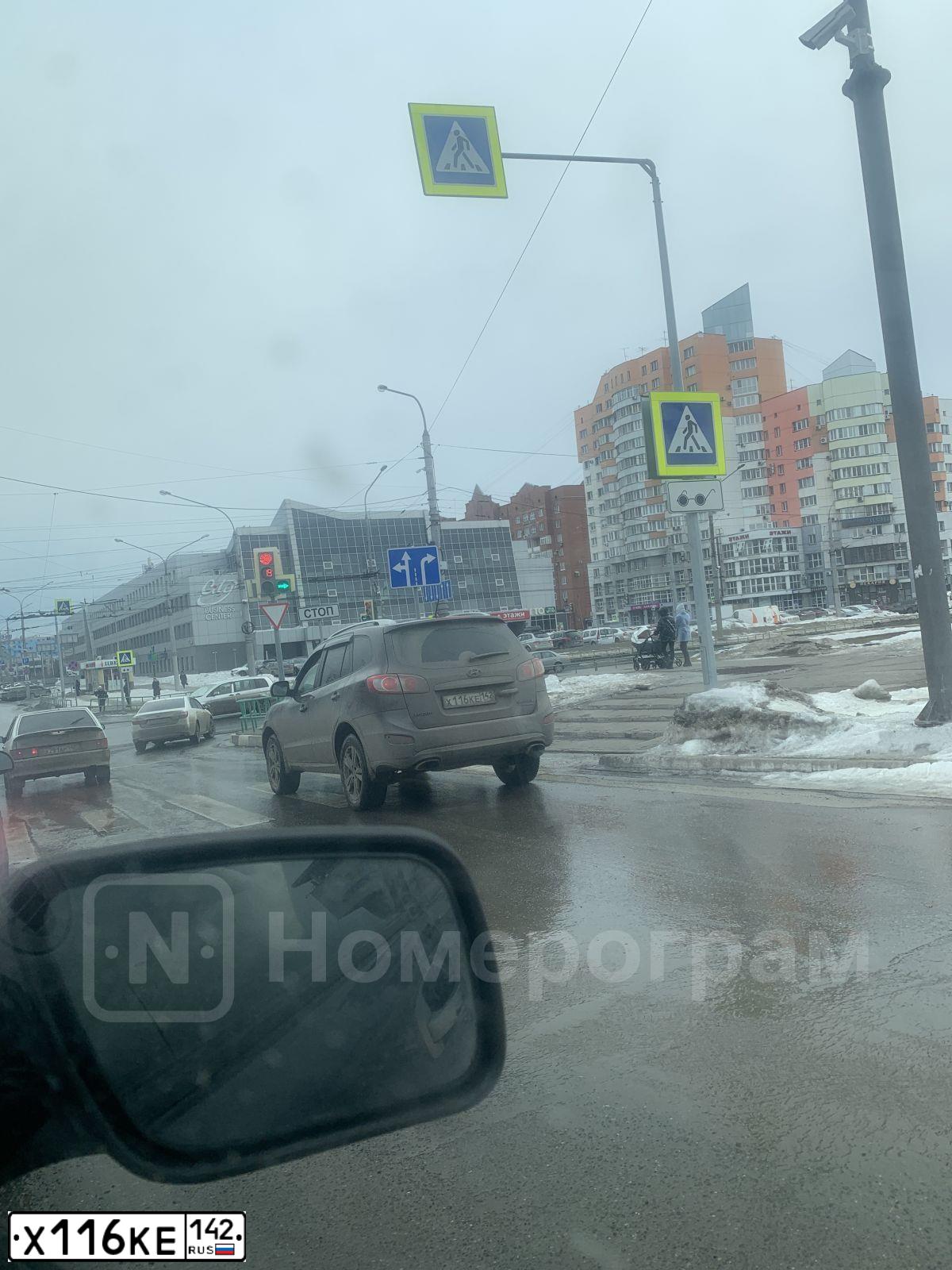 Фото автомобиля HYUNDAI SANTA FE, 2011 — госномер Е129ХМ178. Цвет: ТЕМНО-ВИШНЕВЫЙ