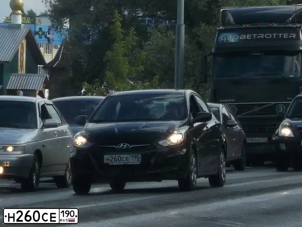 Фото автомобиля HYUNDAI SOLARIS, 2011 — госномер Н260СЕ190. Цвет: ЧЕРНЫЙ