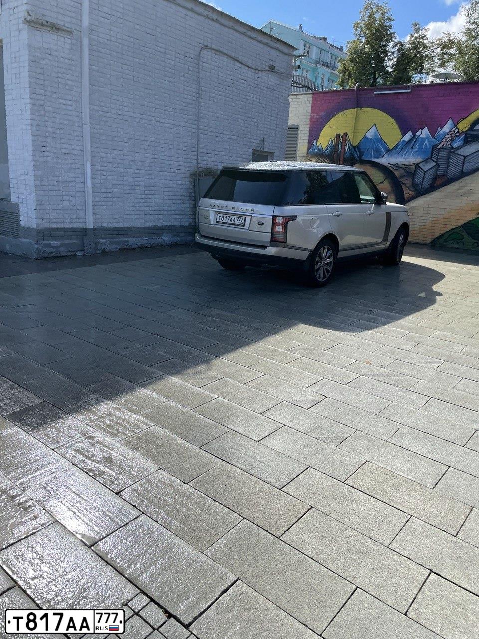 Фото автомобиля LANDROVER RANGE ROVER, 2013 — госномер Т817АА777. Цвет: БЕЖЕВЫЙ