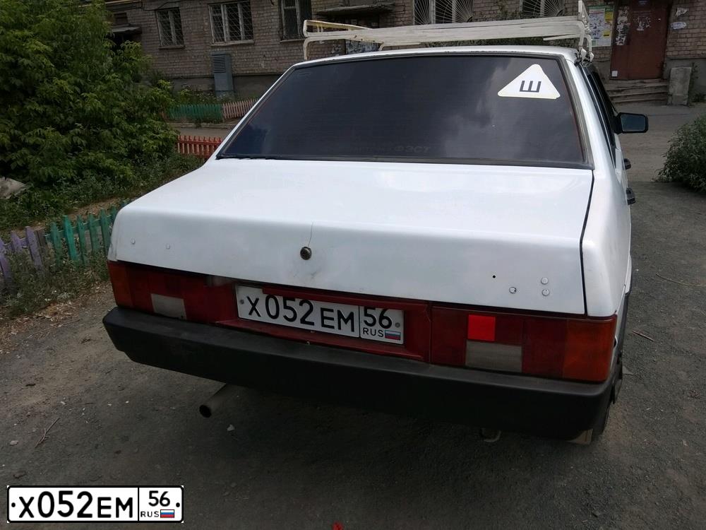 Фото автомобиля LADA 2109 SAMARA, 2000 — госномер Х052ЕМ56. Цвет: ЯРКО-БЕЛЫЙ
