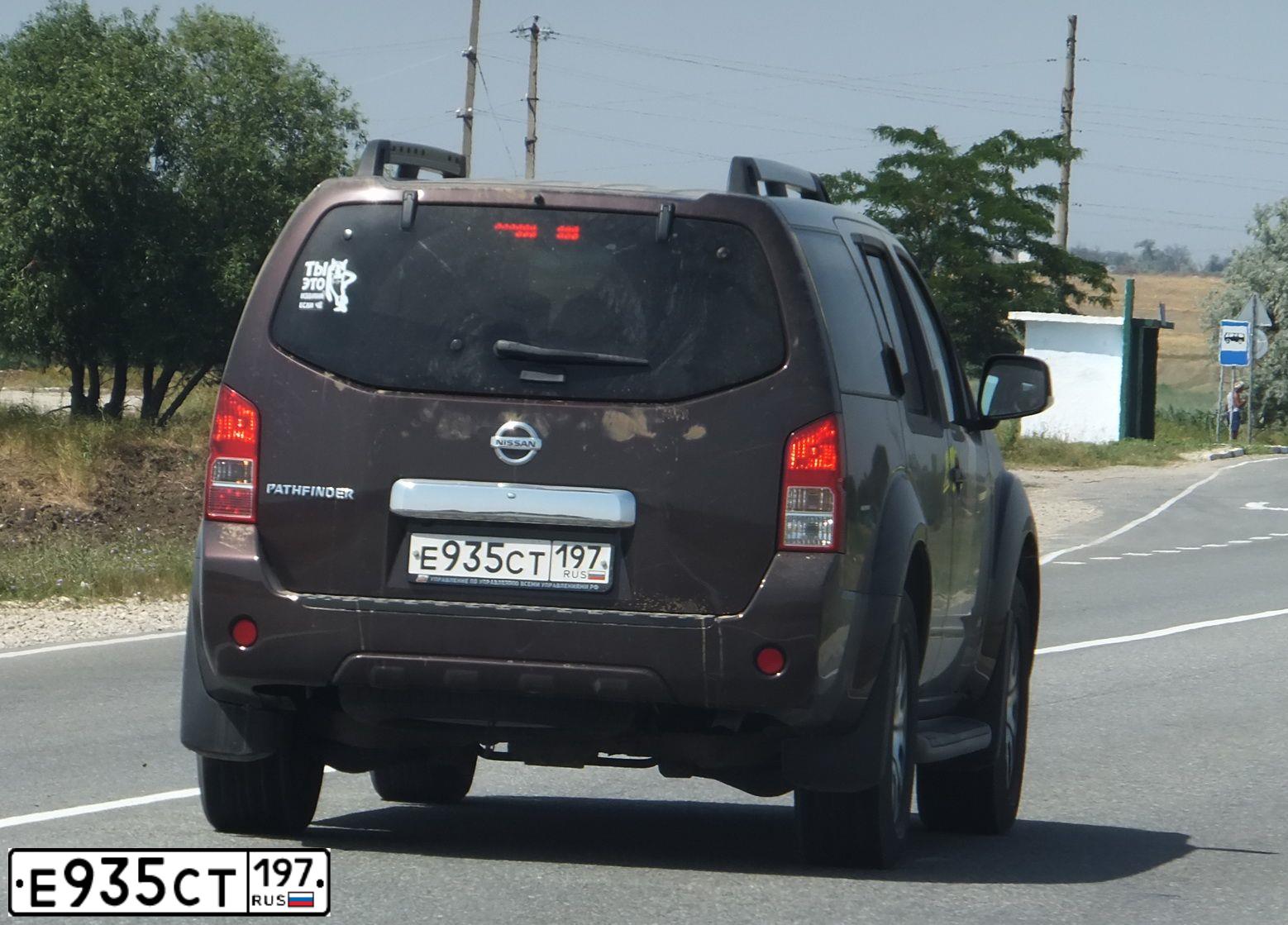 Фото автомобиля NISSAN PATHFINDER, 2011 — госномер Е935СТ197. Цвет: СЕРЫЙ
