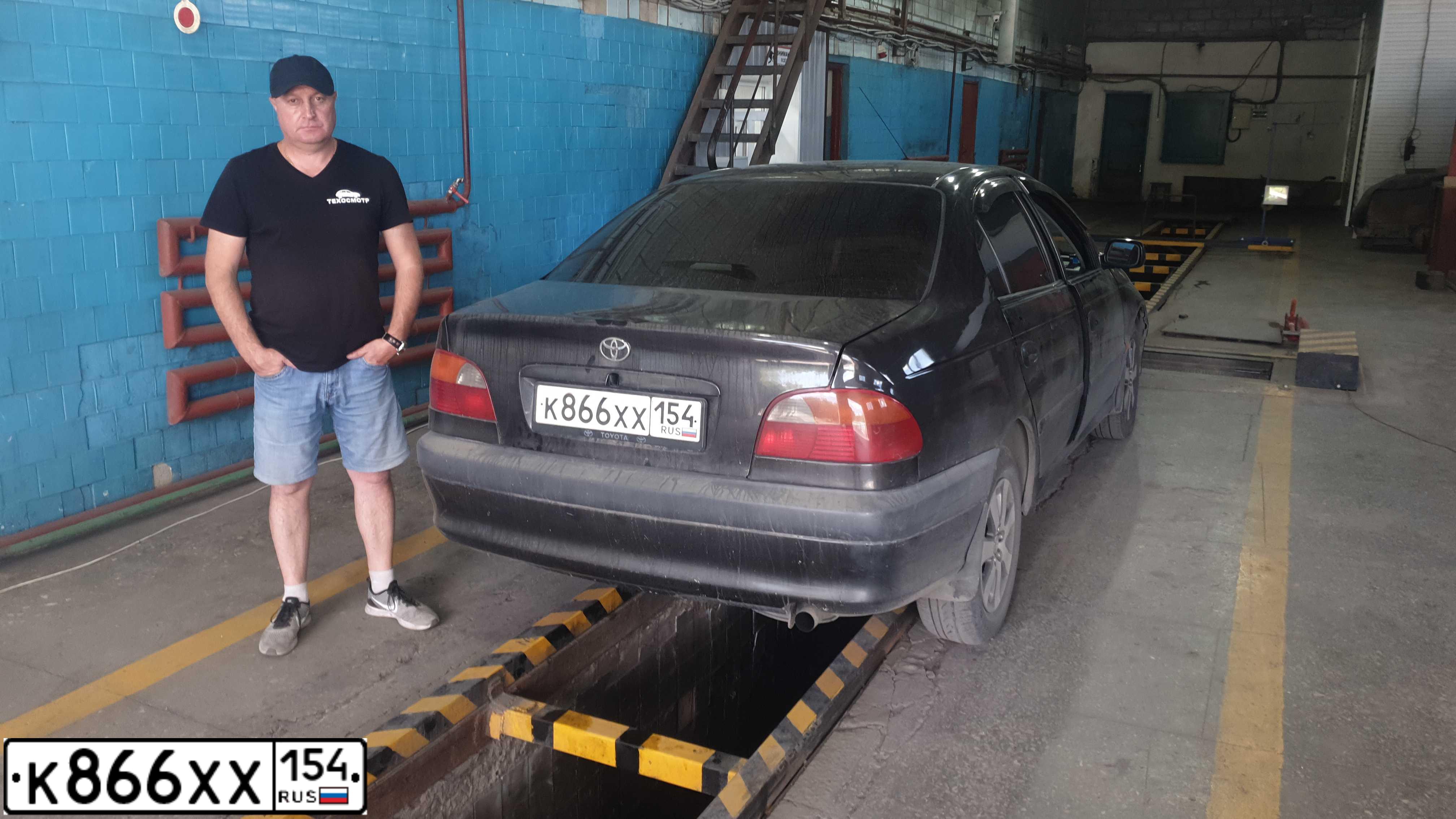 Фото автомобиля TOYOTA AVENSIS, 1999 — госномер Е261НО142. Цвет: ЧЕРНЫЙ