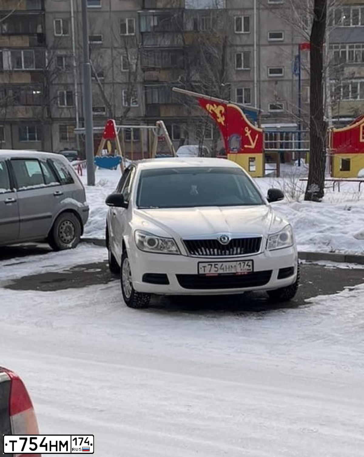 Фото автомобиля SKODA OCTAVIA, 2011 — госномер Т754НМ174. Цвет: БЕЛЫЙ