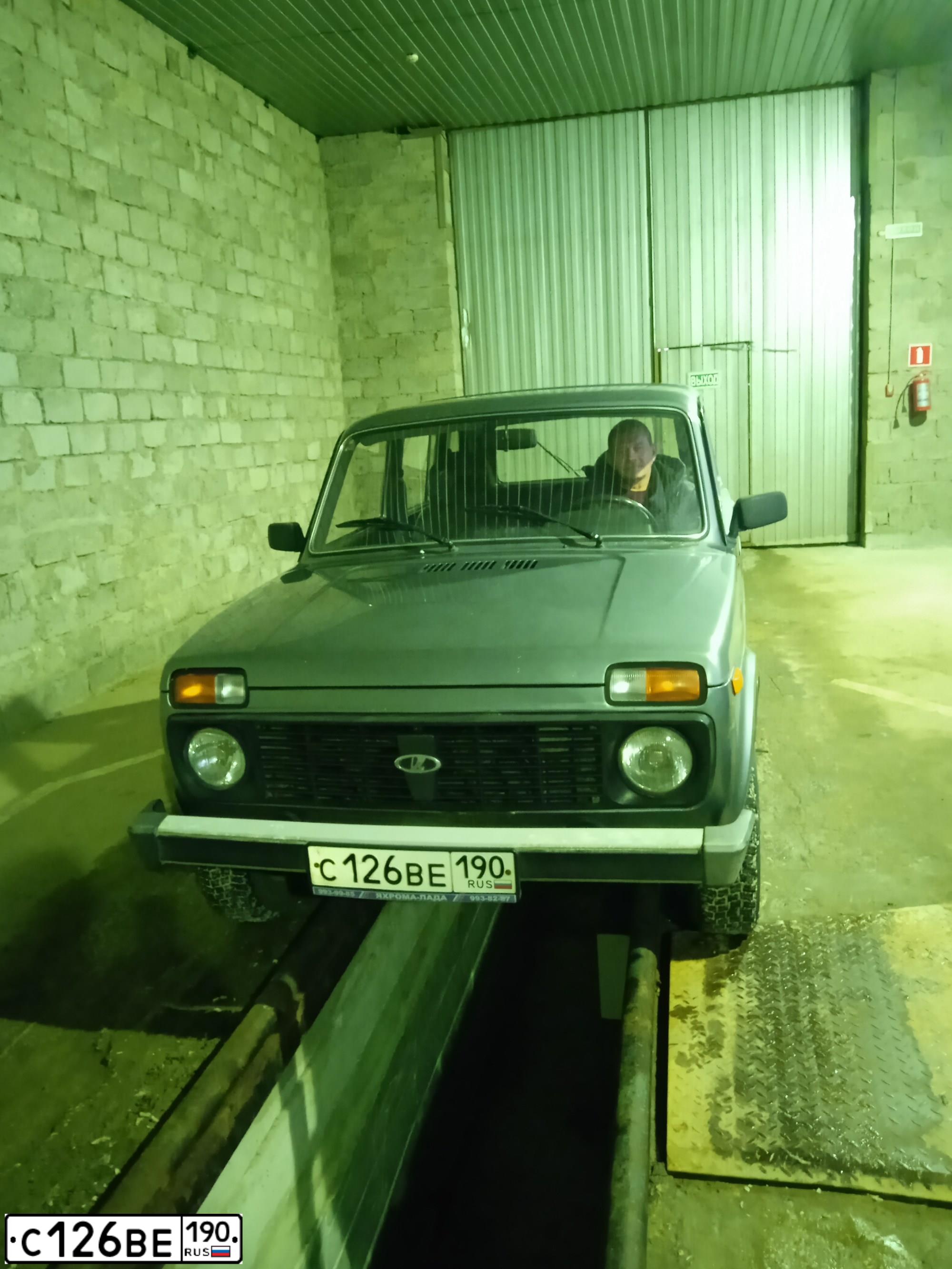 Фото автомобиля LADA 2131 NIVA, 2009 — госномер С126ВЕ190. Цвет: СЕРЫЙ