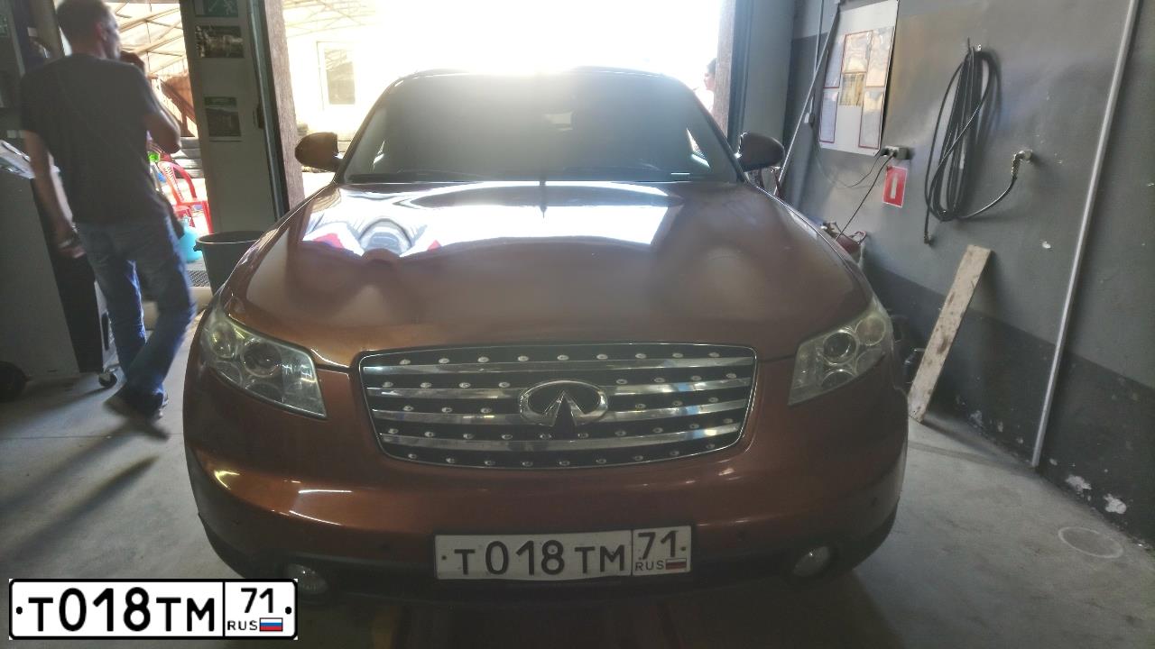 Фото автомобиля INFINITI I QX70 FX, 2004 — госномер М774КС138. Цвет: Коричневый