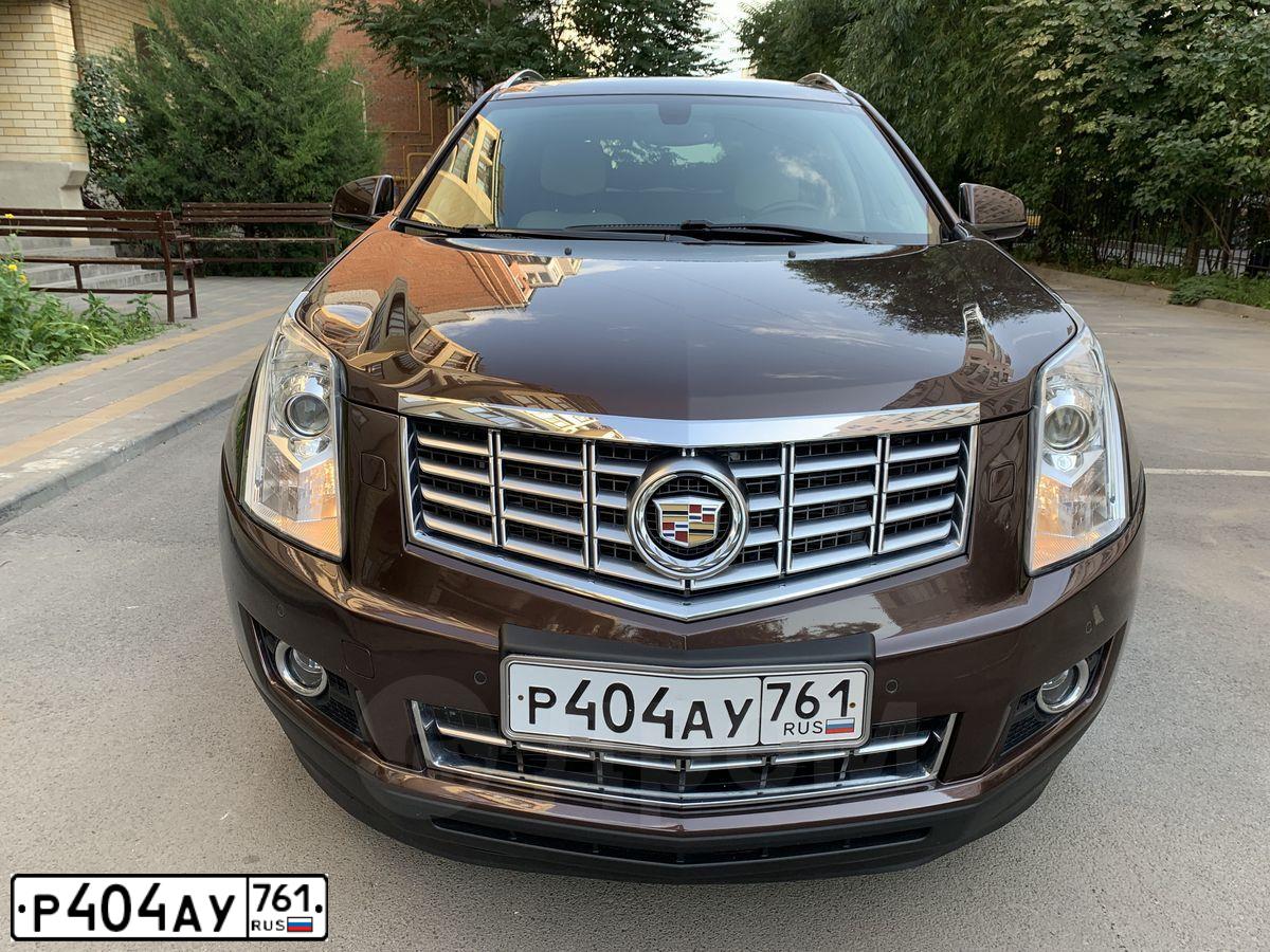 Фото автомобиля CADILLAC SRX, 2014 — госномер Р404АУ761. Цвет: ТЕМНО-КОРИЧНЕВЫЙ