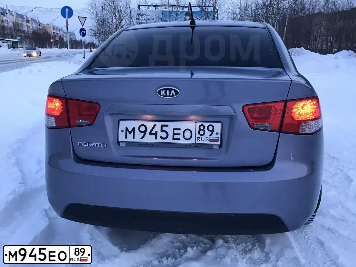 Фото автомобиля KIA CERATO, 2009 — госномер К074УР30. Цвет: СЕРЫЙ