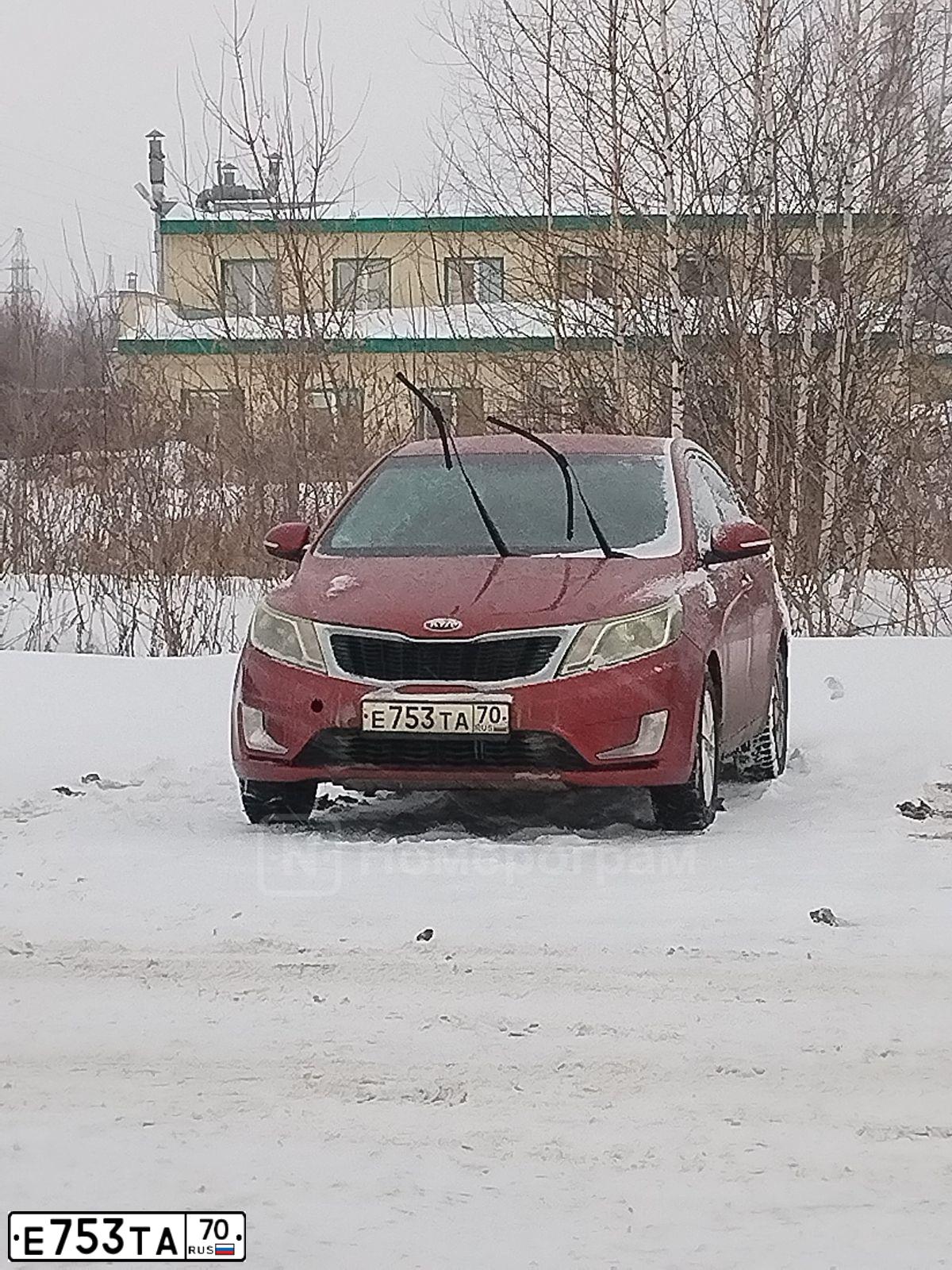 Фото автомобиля KIA RIO, 2013 — госномер Е753ТА70. Цвет: Красный