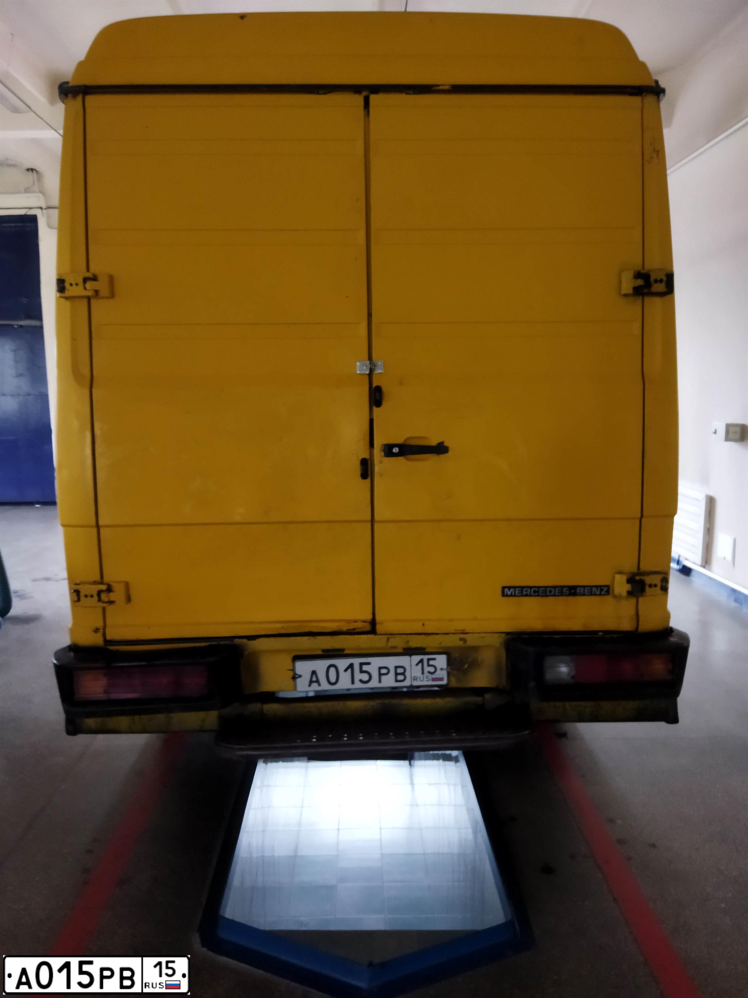 Фото автомобиля MERCEDES E-KLASSE, 2000 — госномер А015РВ15. Цвет: СИНИЙ (ТЕМНО-СИНИЙ)