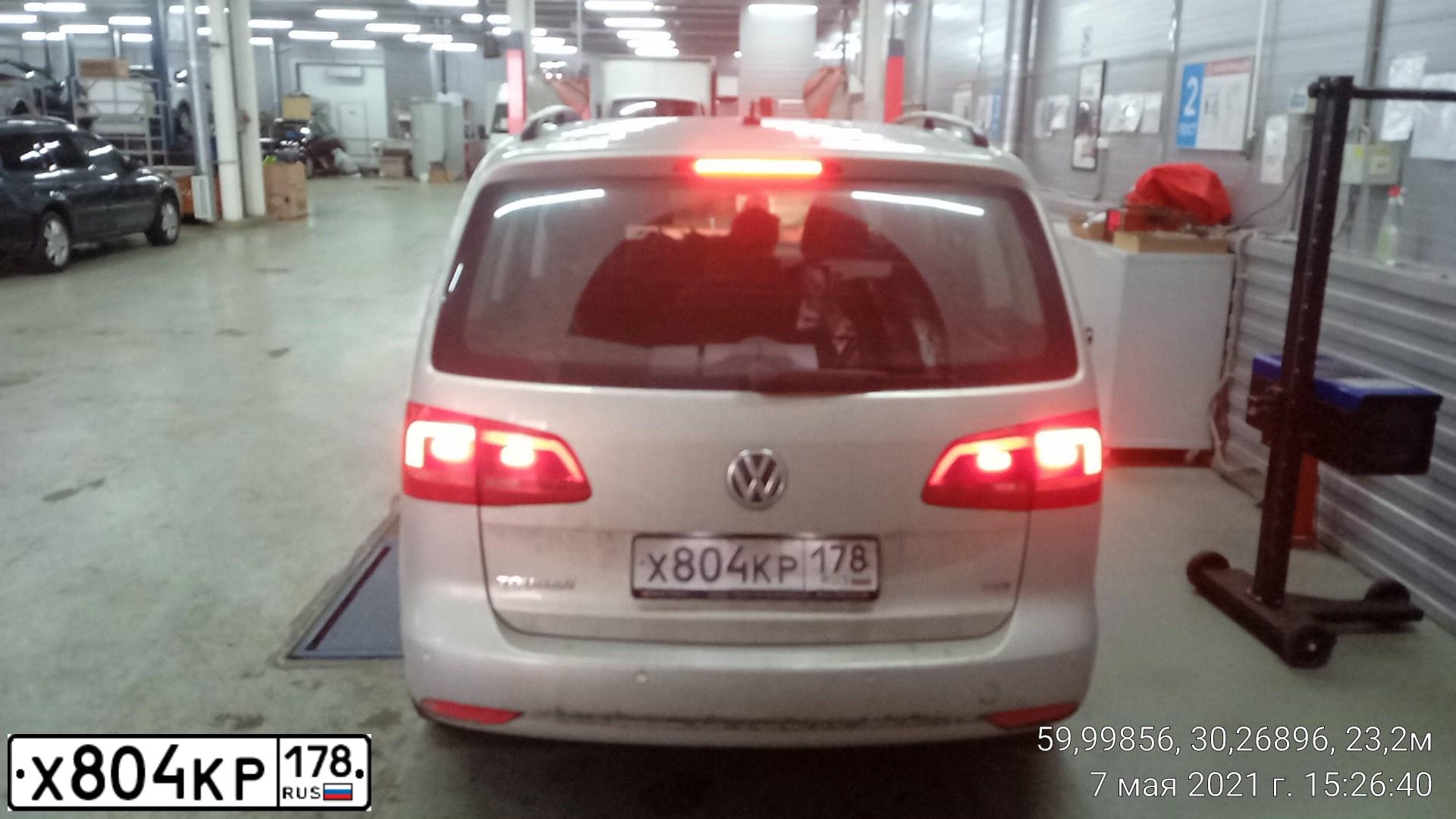 Фото автомобиля VOLKSWAGEN TOURAN, 2014 — госномер Х804КР178. Цвет: СЕРЕБРИСТО-ЖЕЛТЫЙ