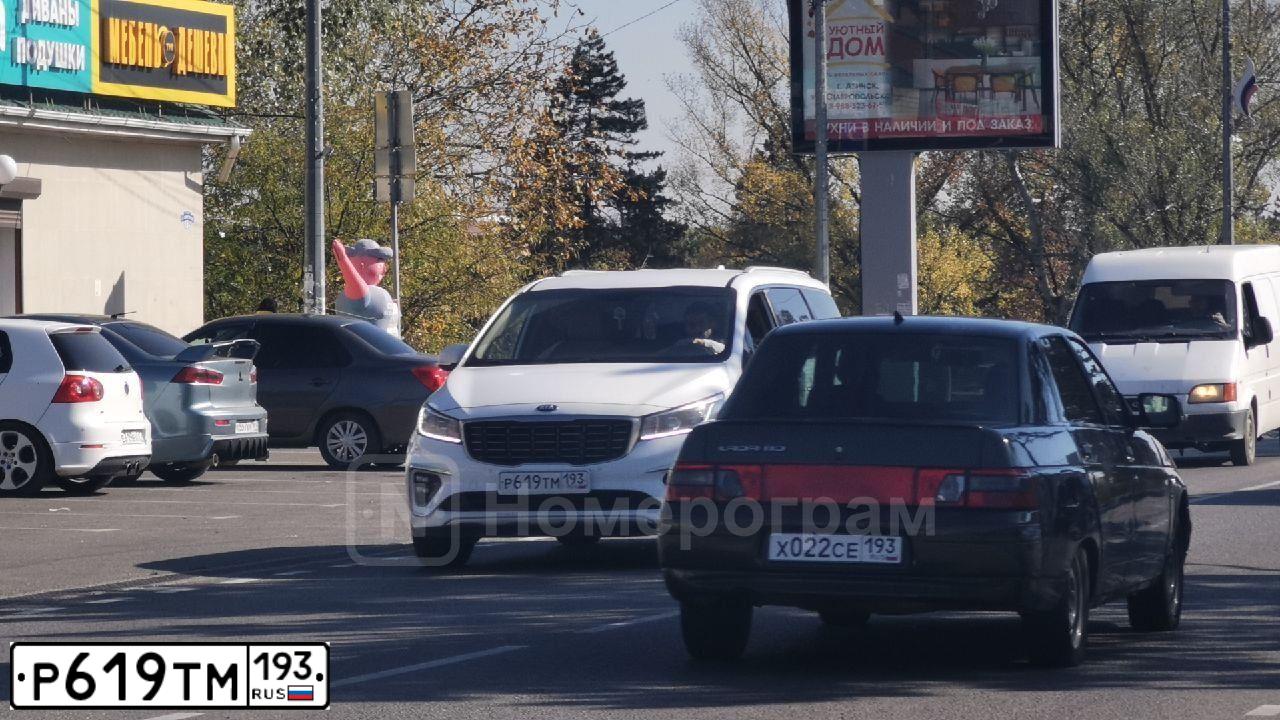 Фото автомобиля KIA CARNIVAL, 2019 — госномер Р619ТМ193. Цвет: Белый