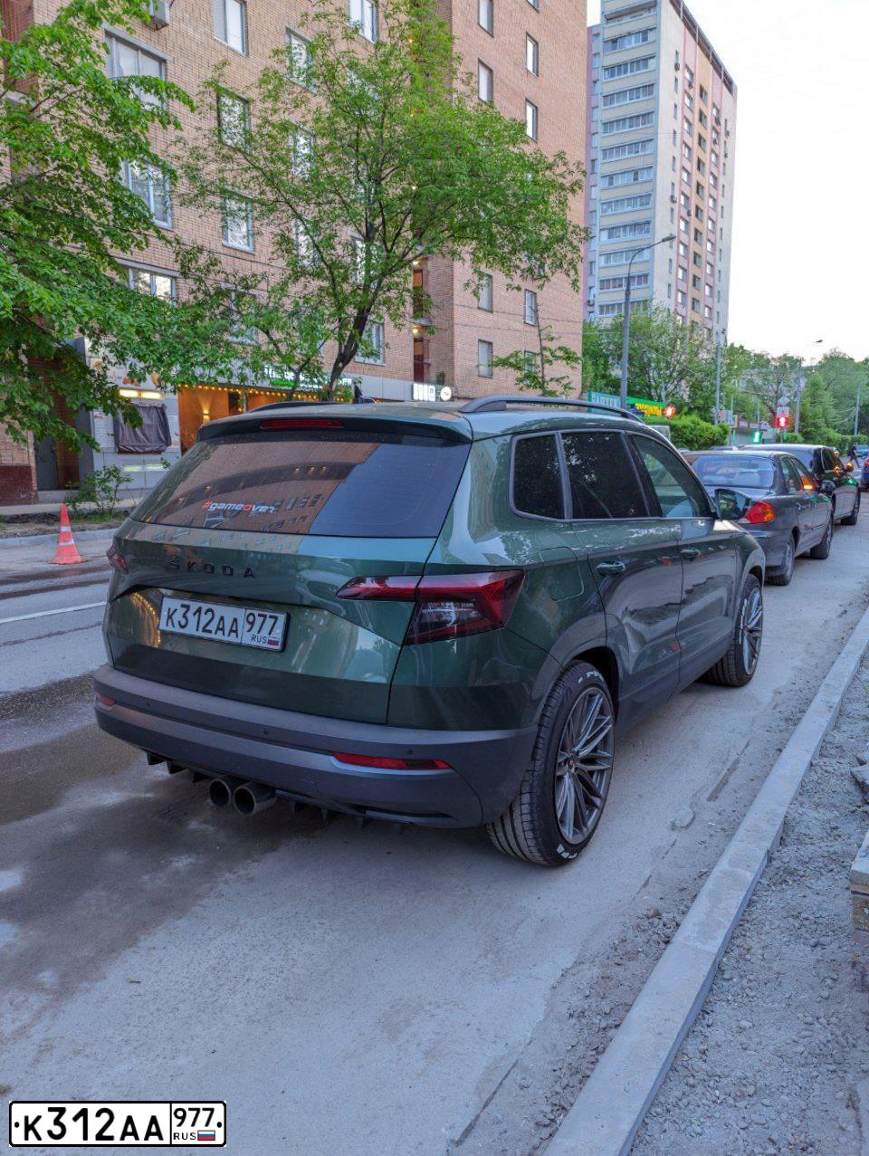 Фото автомобиля SKODA KAROQ, 2020 — госномер К312АА977. Цвет: ЗЕЛЕНЫЙ